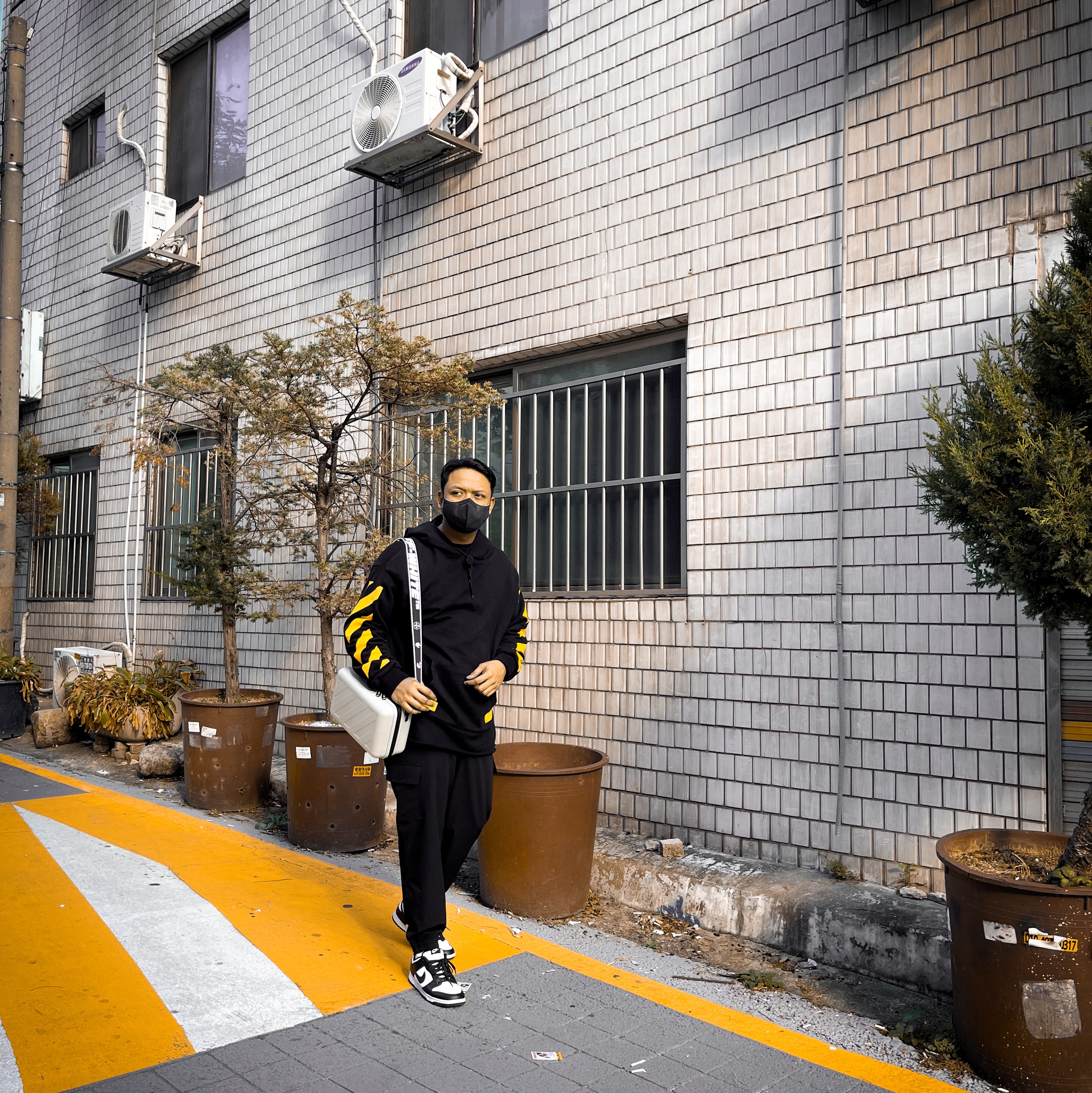 Nike Dunk Low Retro Black, Off-White x Amore Pacific Protection Box (Without Cosmetics) 착용 스타일