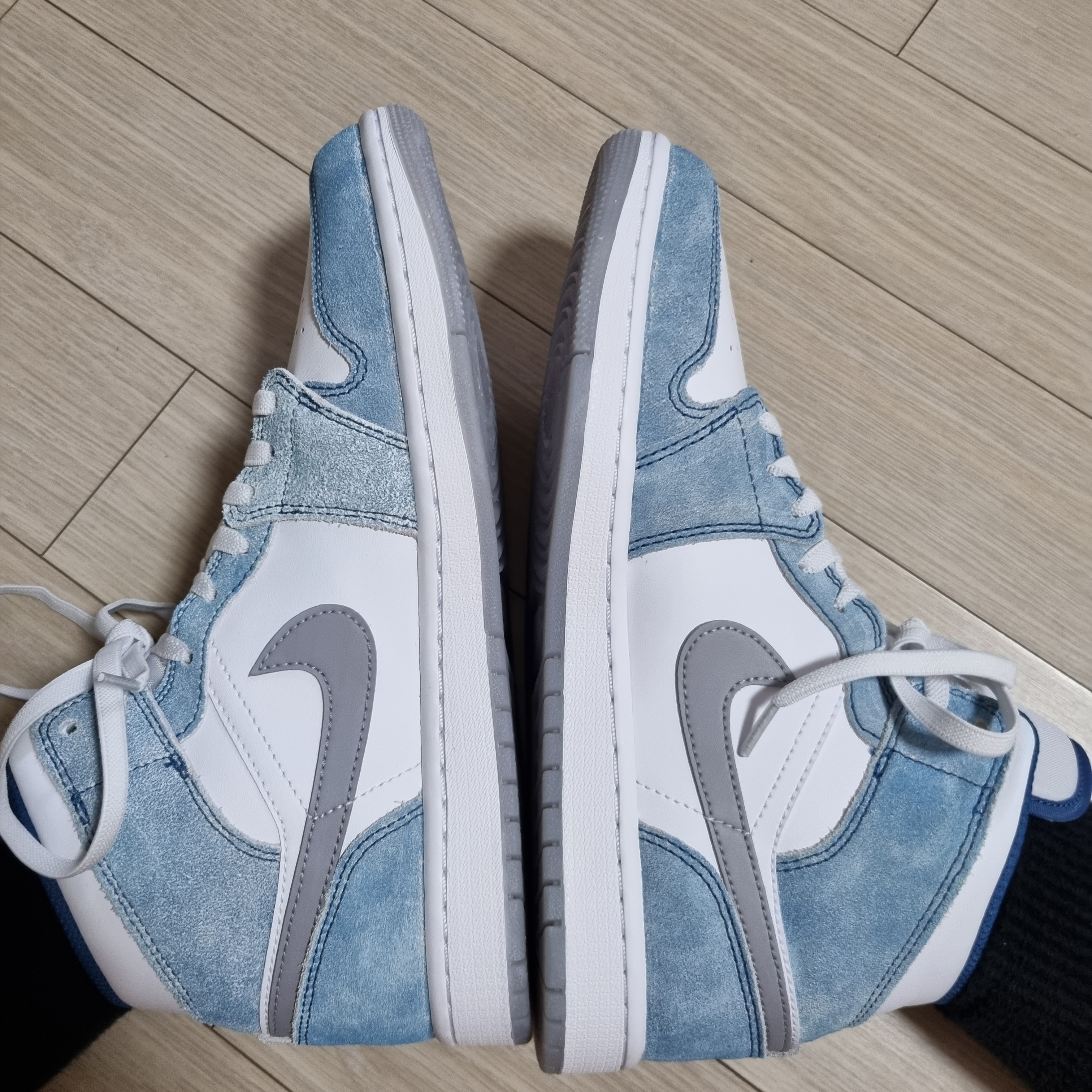 Jordan 1 Mid SE French Blue Fire Red 착용 스타일 - 2