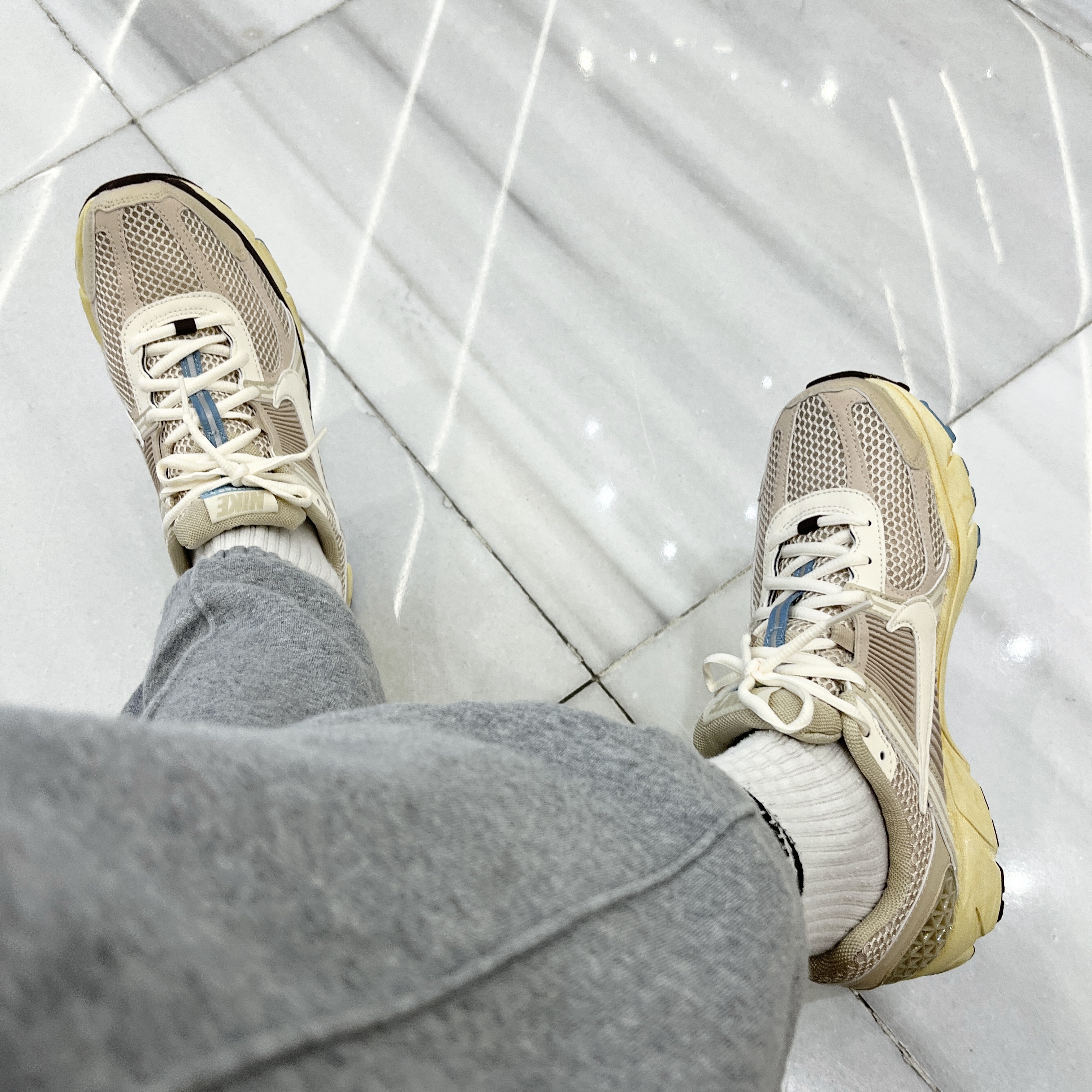 (W) Nike Zoom Vomero 5 Oatmeal 착용 스타일