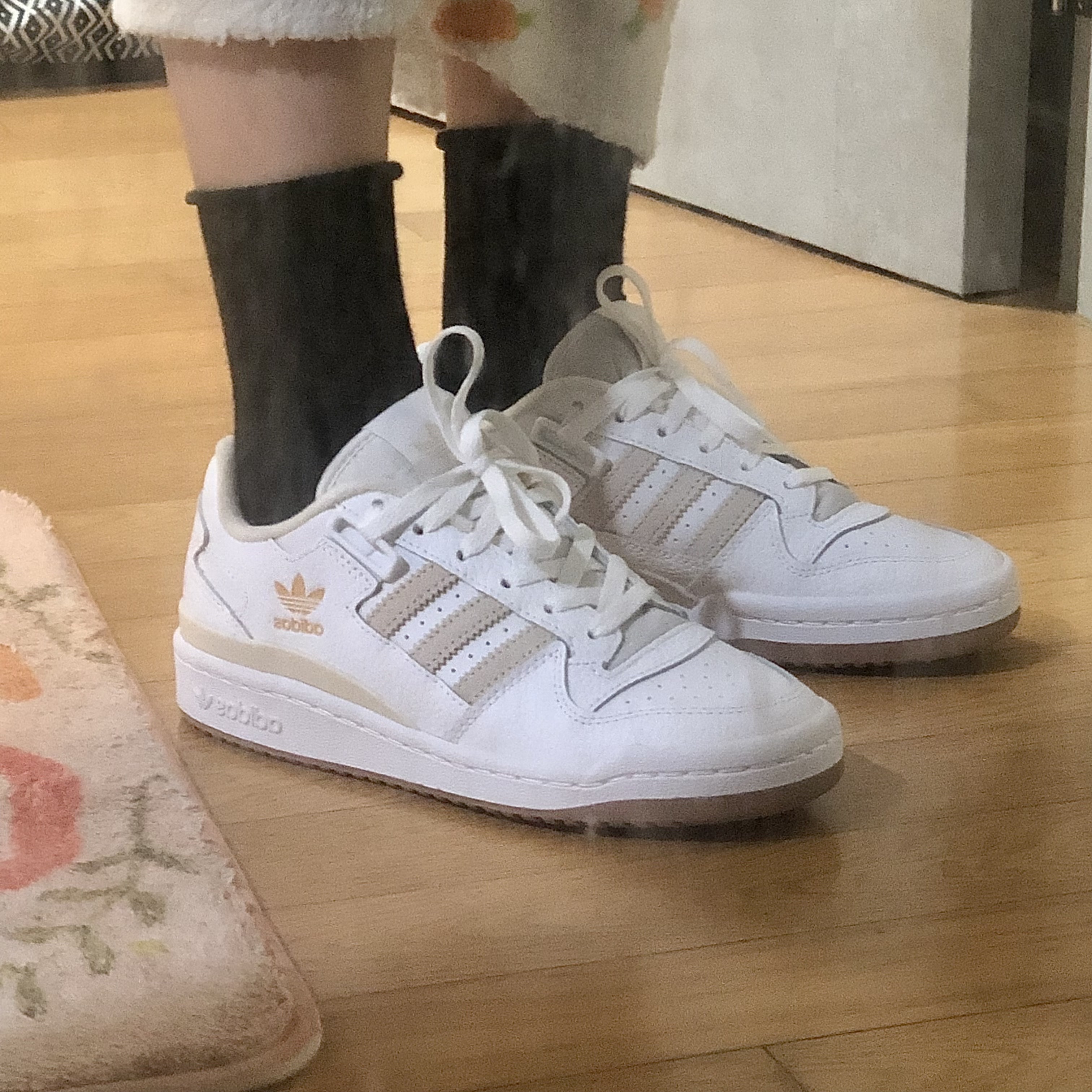 Adidas Forum Low White Gum 착용 스타일