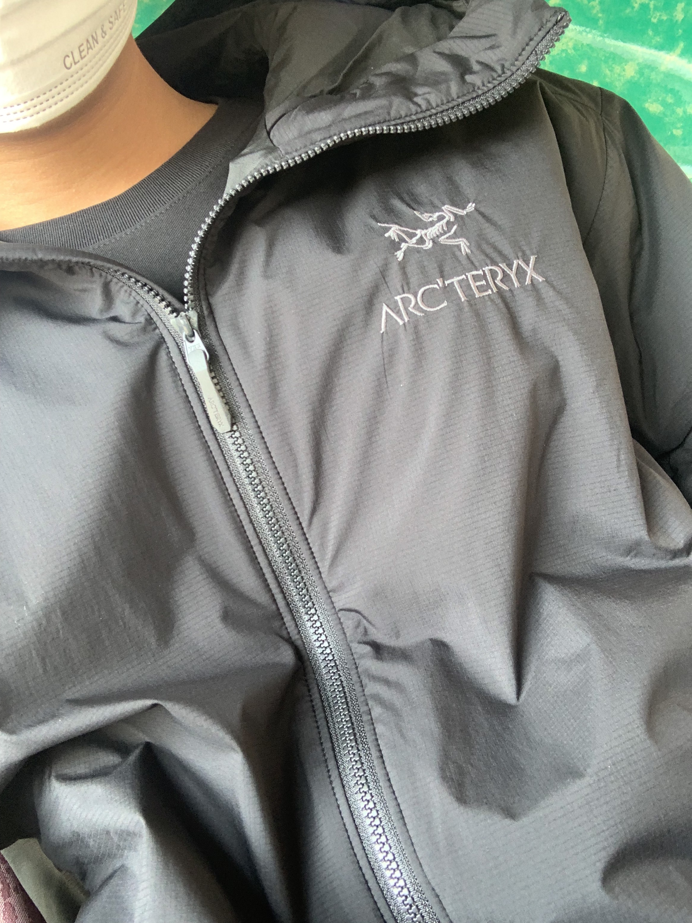 Adidas Yeezy Foam RNNR Onyx, Arc'teryx Atom LT Hoody Black 착용 스타일 - 2