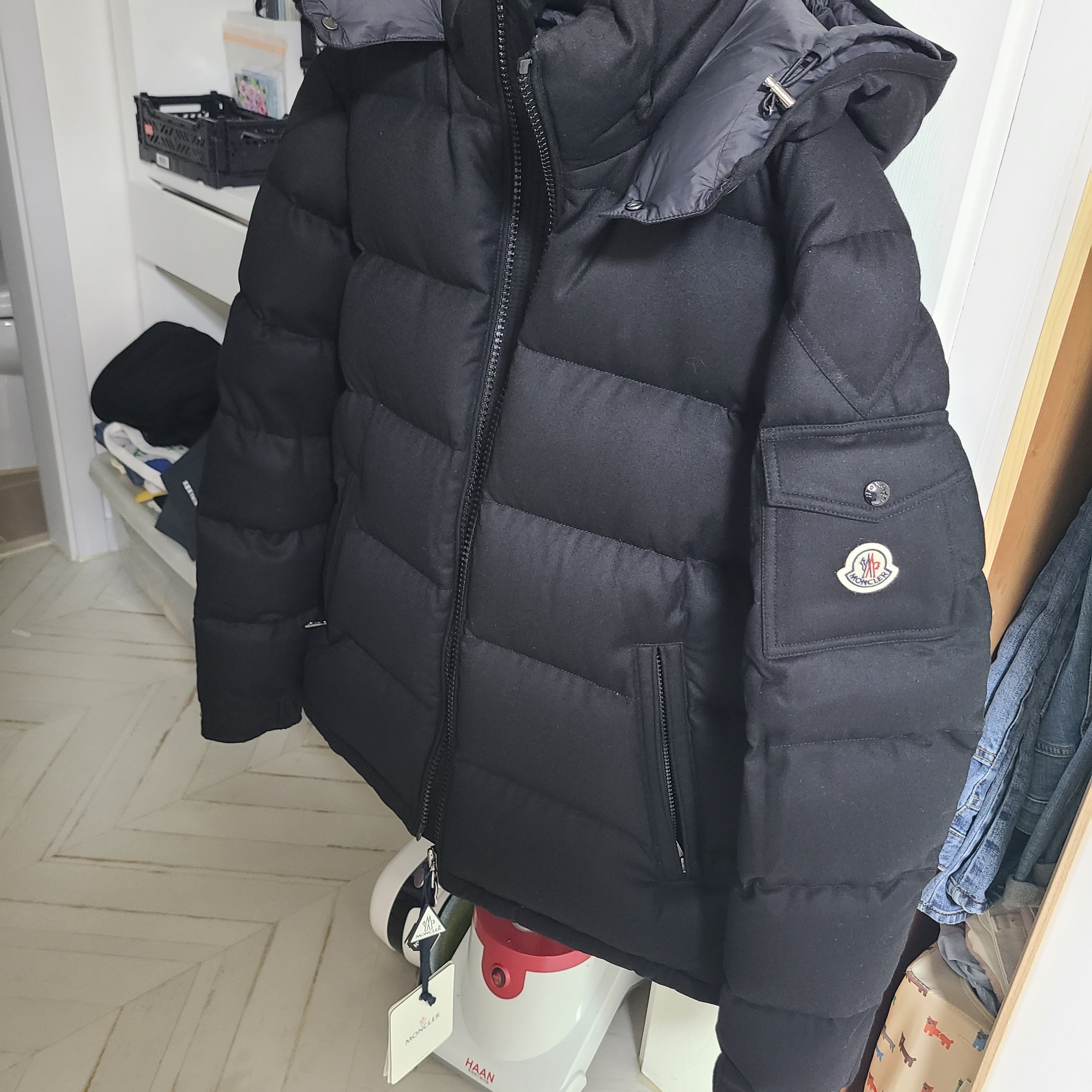 Moncler Montgenevre Short Down Jacket Black - 22FW 착용 스타일
