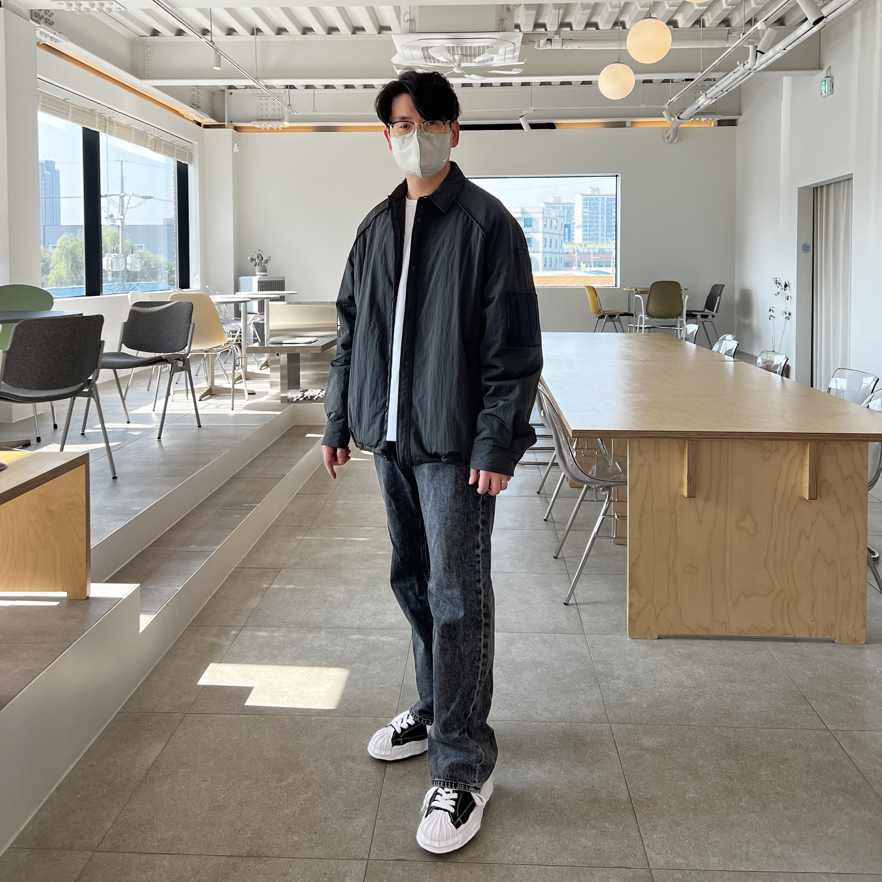 Maison Mihara Yasuhiro Blakey OG Sole Canvas Low-top Sneakers Black White 착용 스타일 - 1
