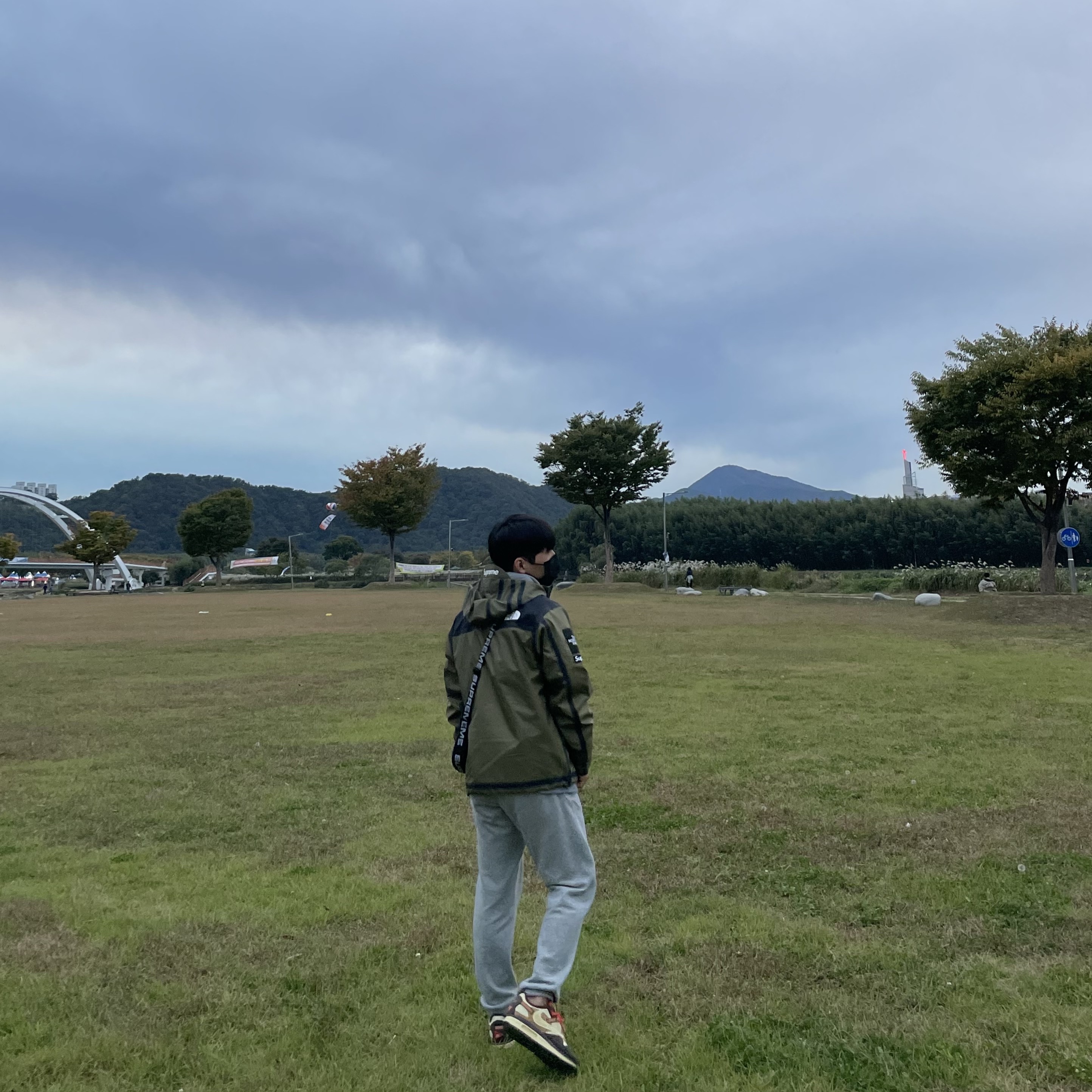 Supreme x The North Face Summit Series Outer Tape Seam Jacket Olive - 21SS, Supreme Shoulder Bag Black - 18SS 착용 스타일