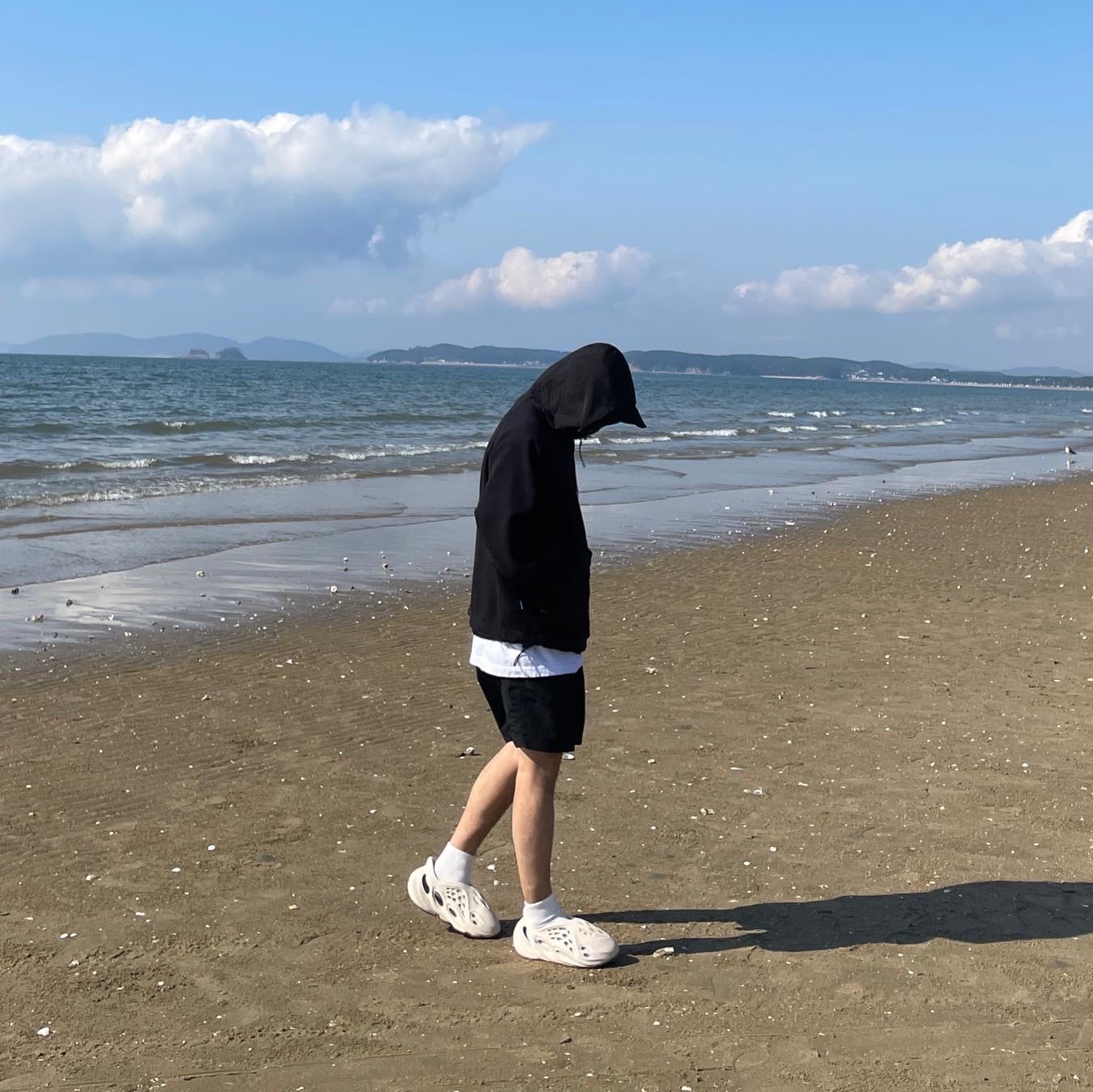 Adidas Yeezy Foam RNNR Sand 착용 스타일