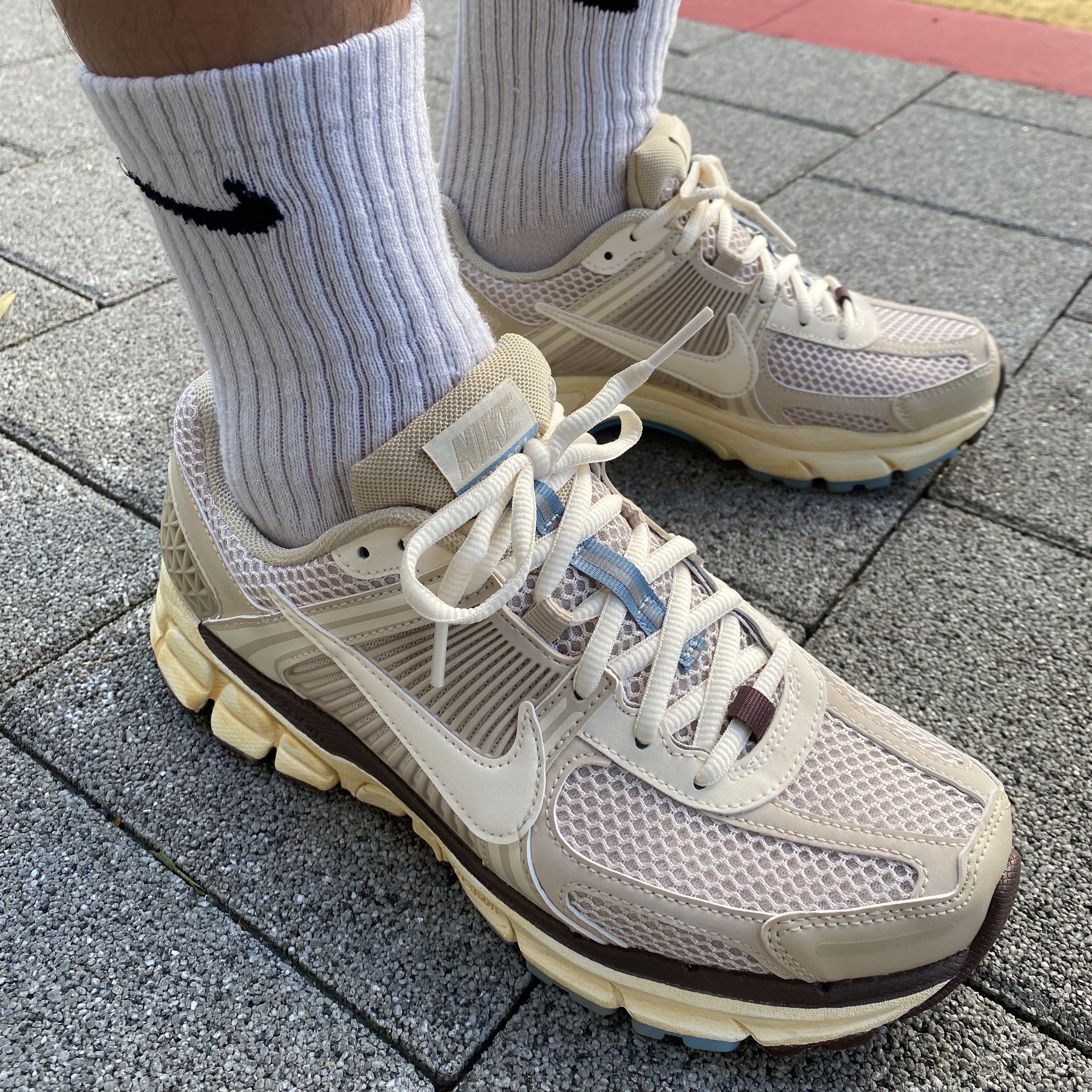 (W) Nike Zoom Vomero 5 Oatmeal 착용 스타일