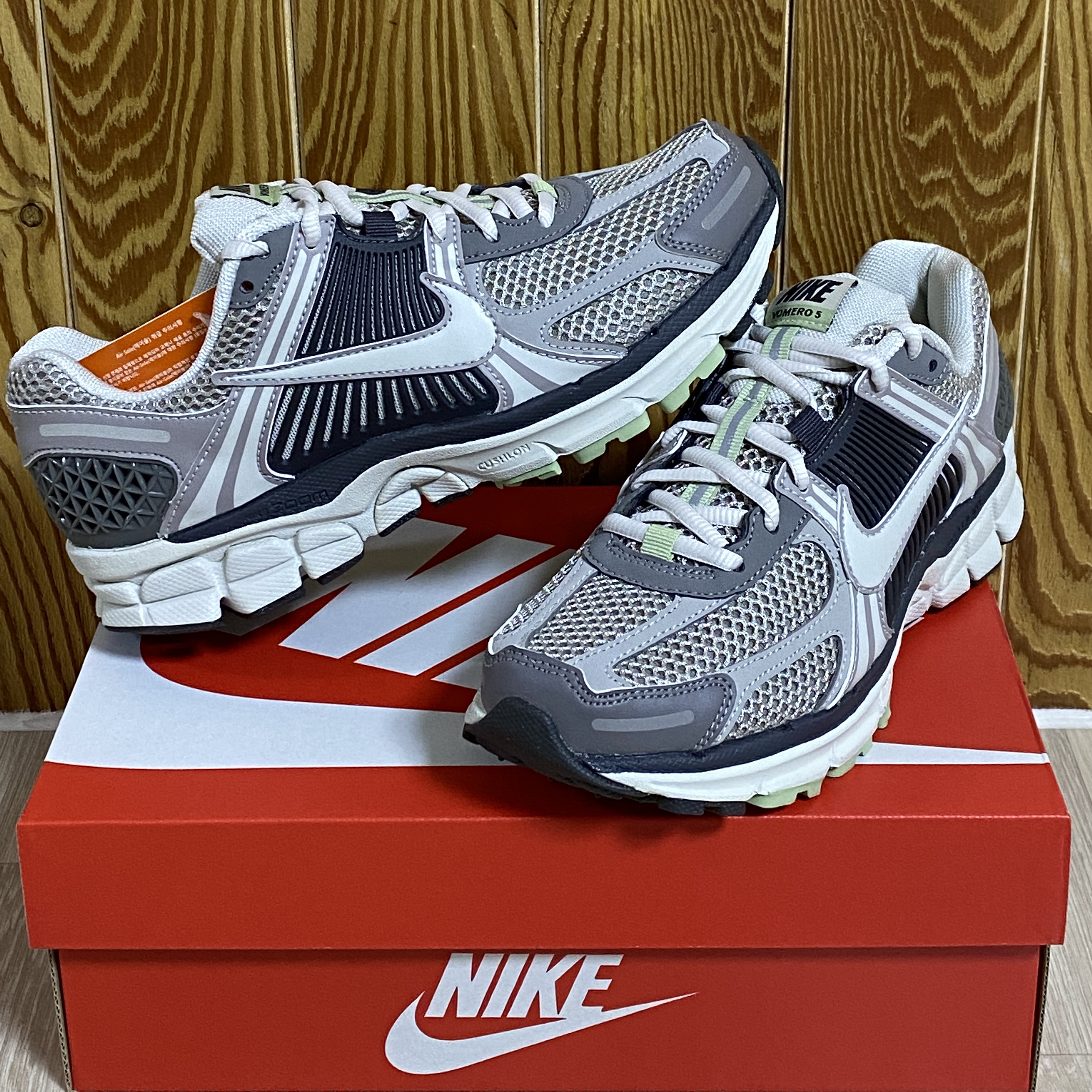(W) Nike Zoom Vomero 5 Cobblestone and Flat Pewter 착용 스타일