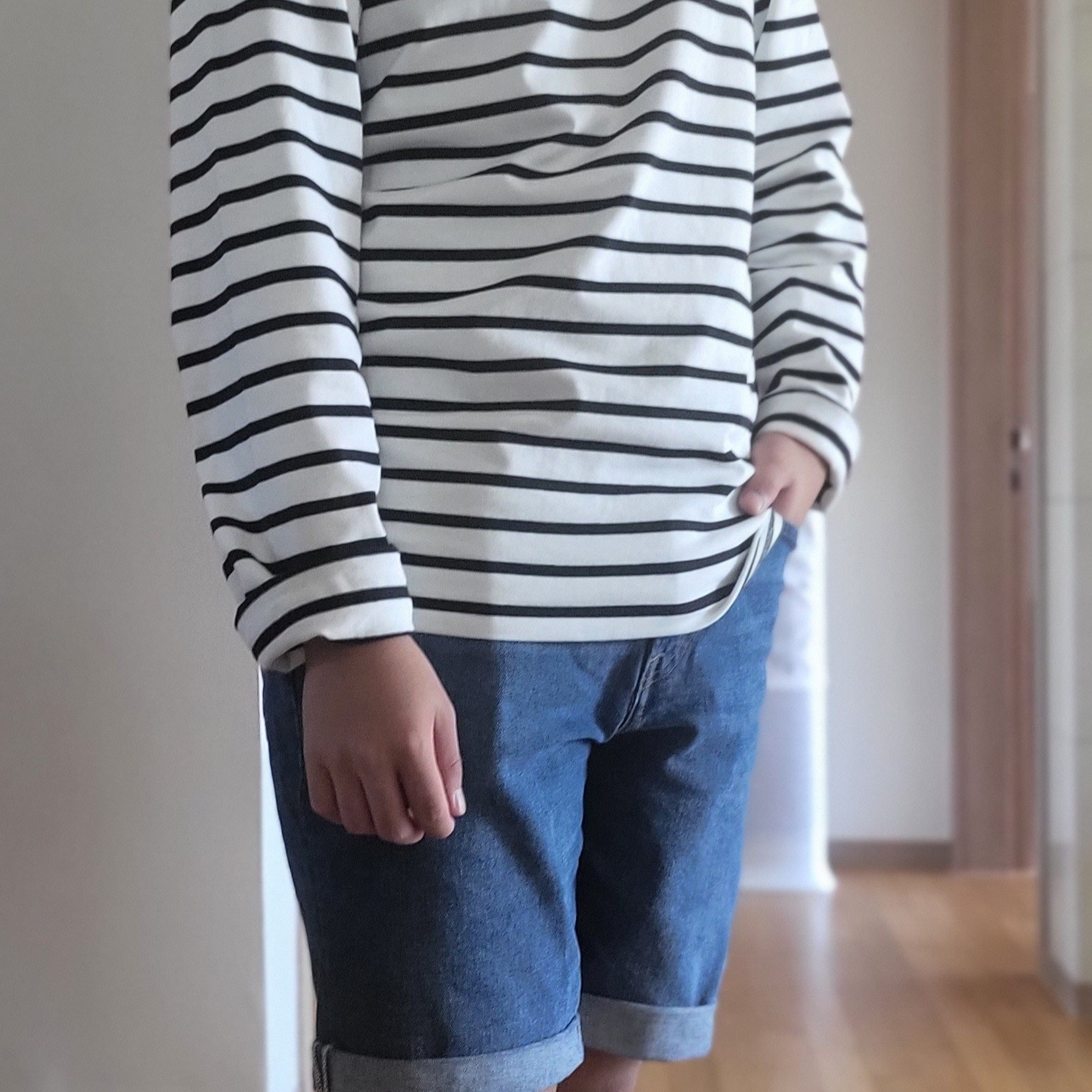 Ami de Coeur Striped LS T-Shirt White Black, Nike Dunk Low Retro Racer Blue and White 착용 스타일 - 2