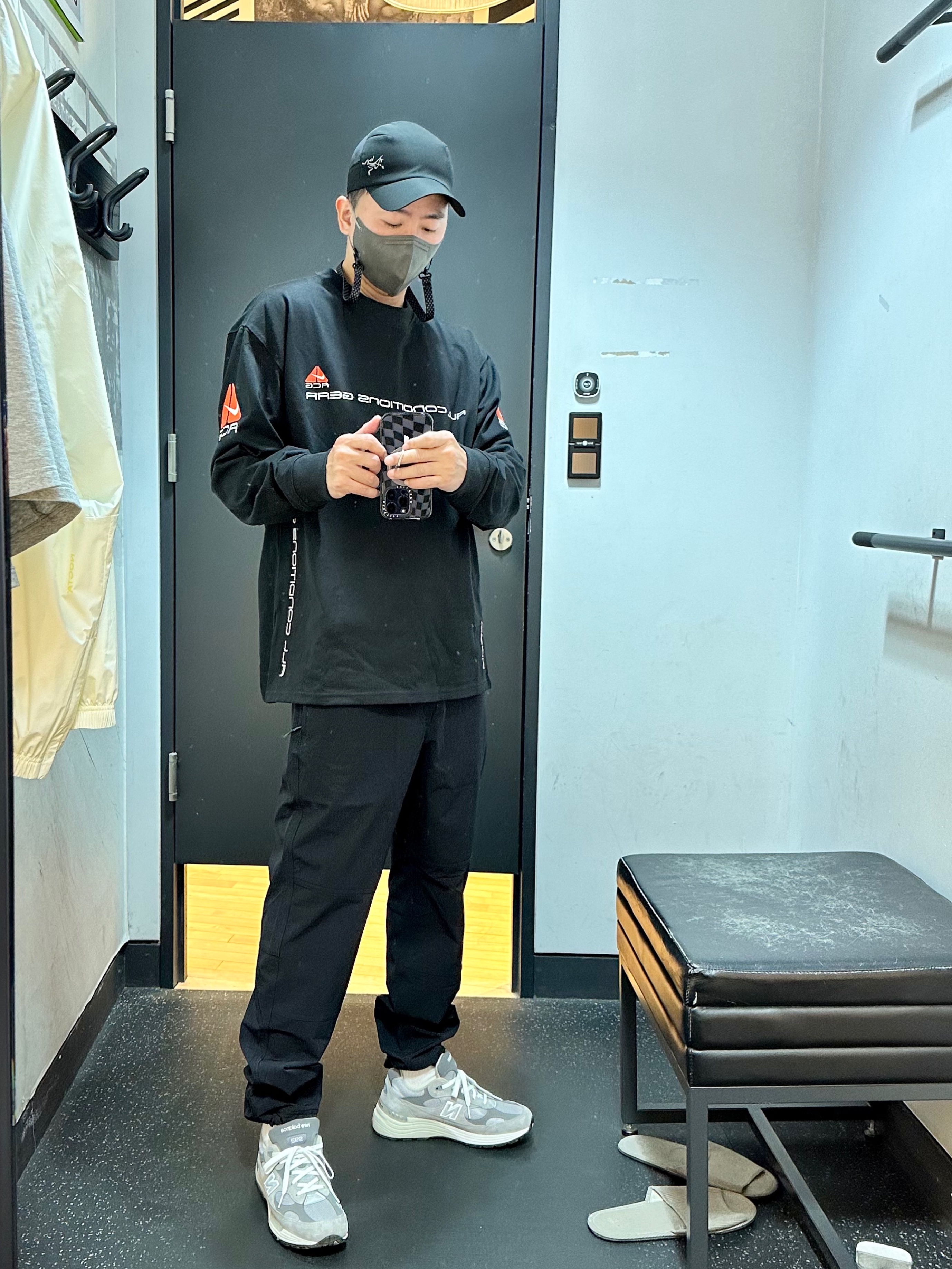Arc'teryx Calvus Cap Black, New Balance 992 Made in USA Grey - D Standard 착용 스타일 - 1