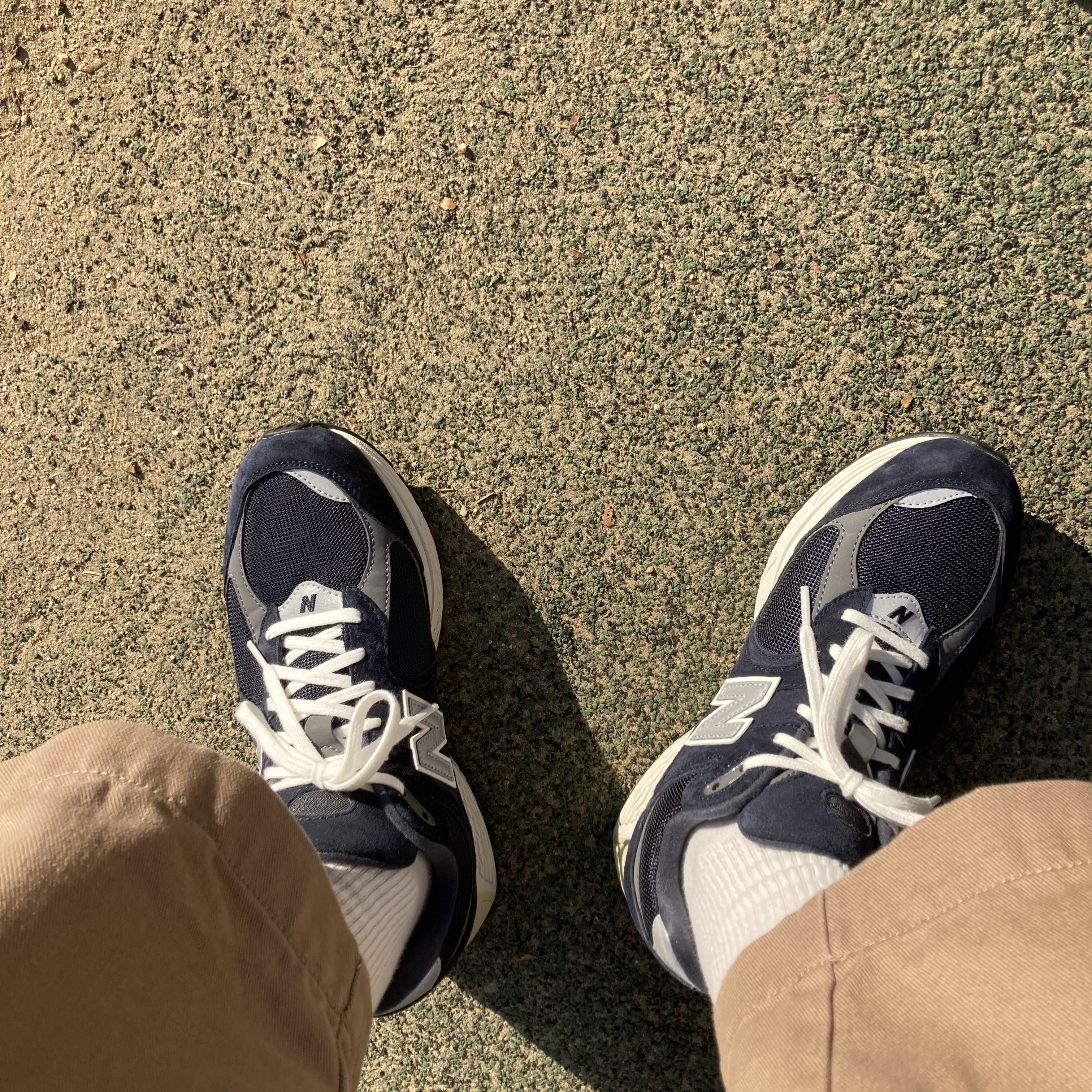 New Balance 2002R Eclipse Castlerock 착용 스타일 - 1
