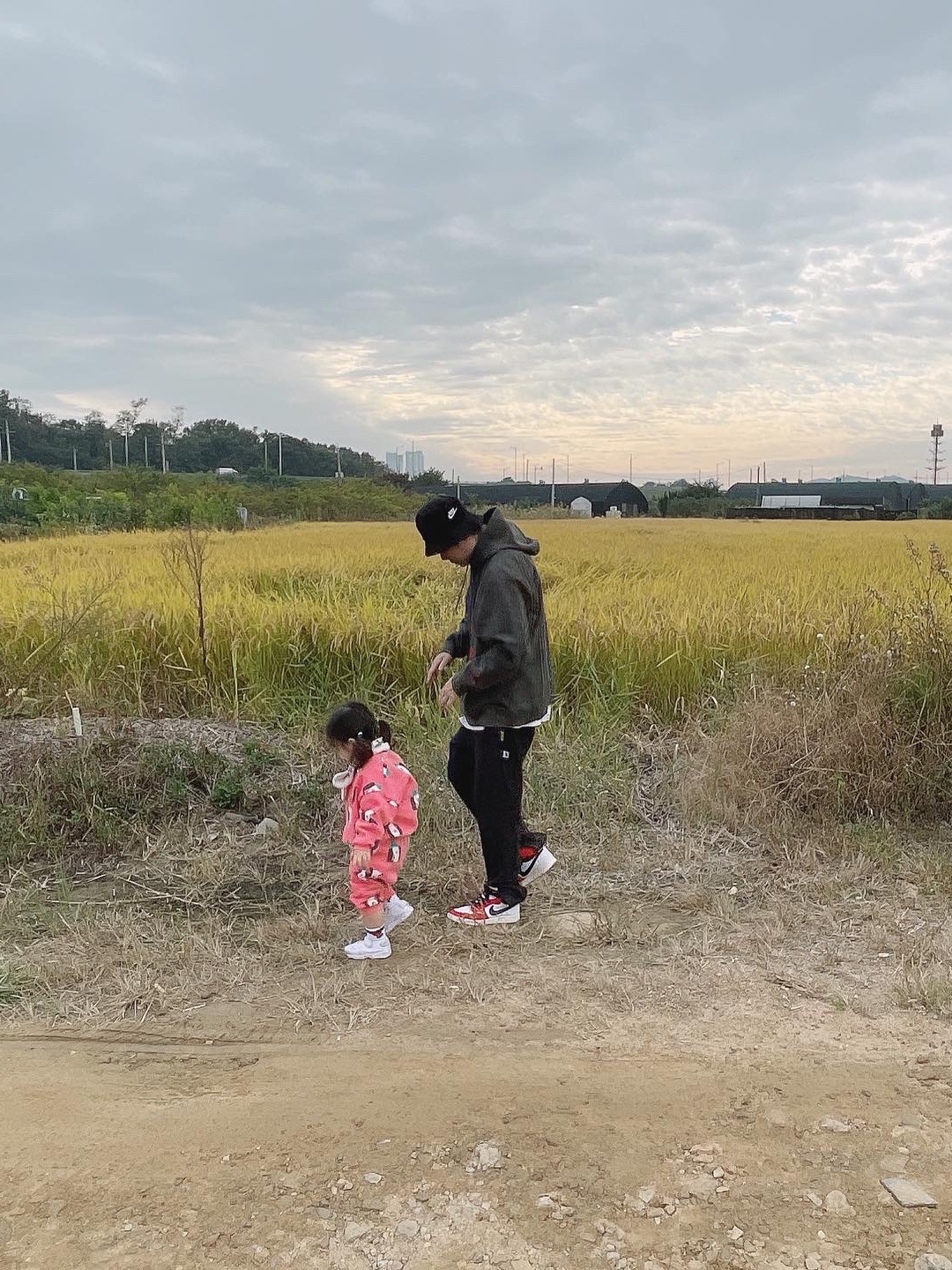 Jordan 1 KO Chicago 2021, Jordan x Travis Scott Washed Suede Hoodie Grey 착용 스타일