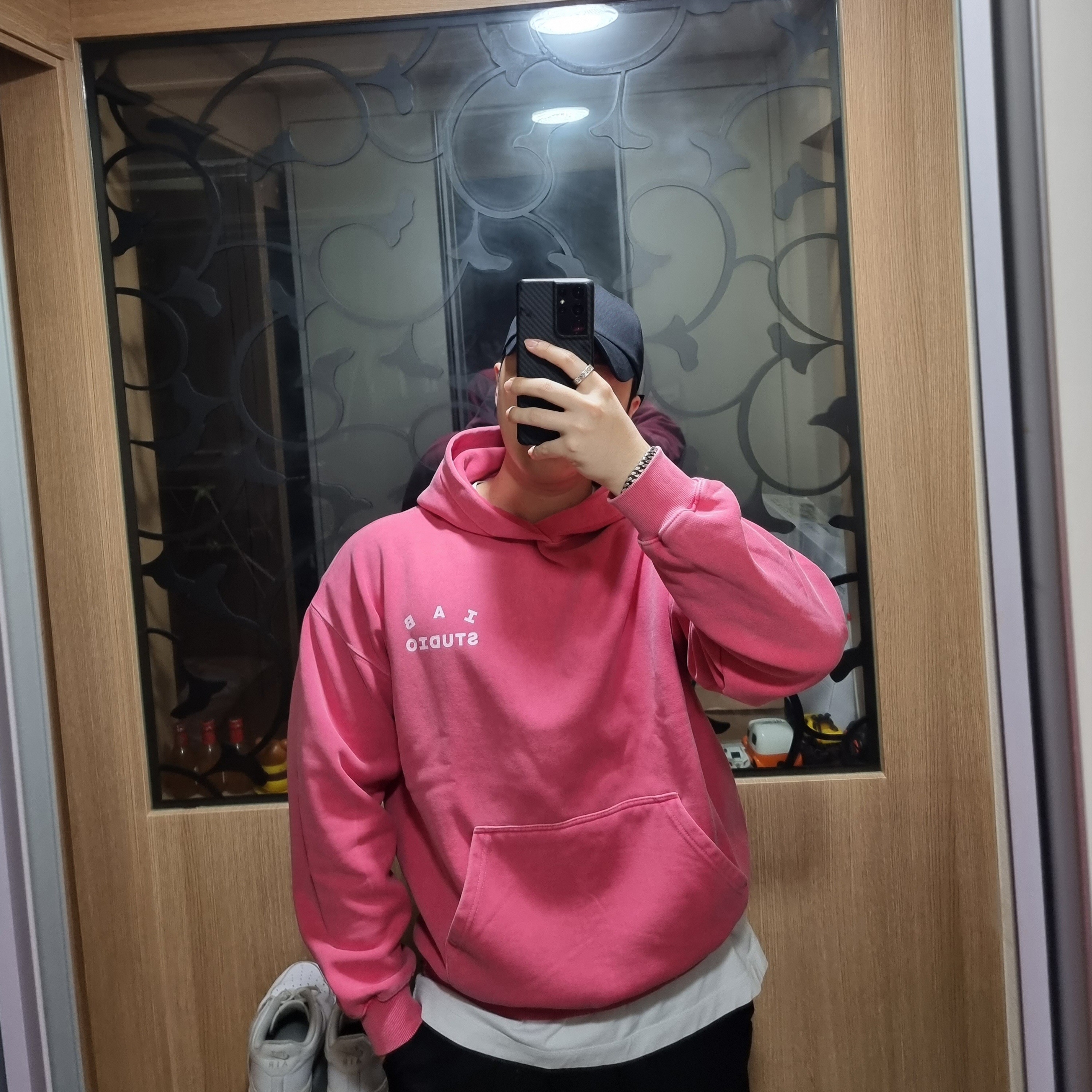 IAB Studio Pigment Hoodie & Sack Coral 착용 스타일 - 1
