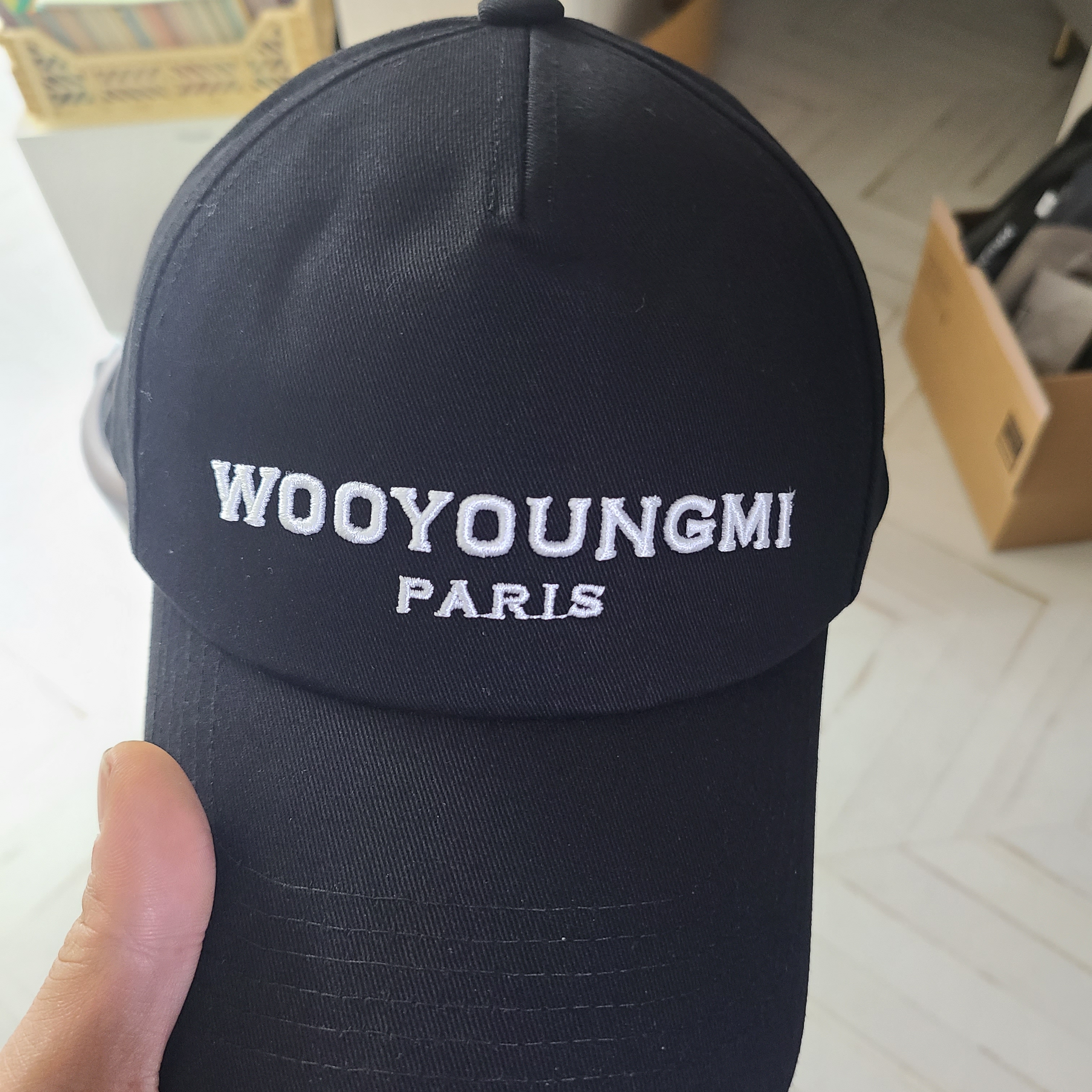 Wooyoungmi White Embroidered Logo Ball Cap Black 착용 스타일