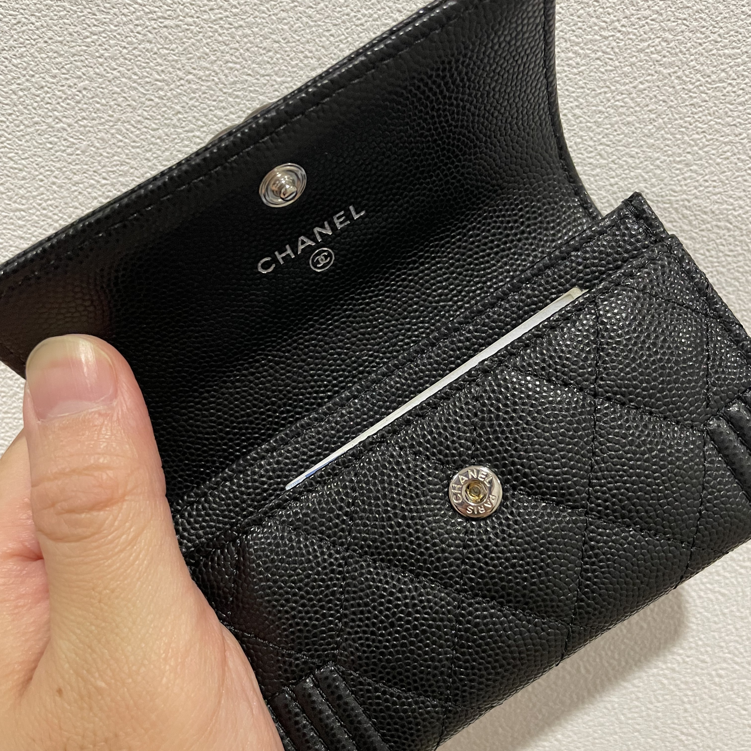 Chanel Boy Chanel Flap Card Holder Grained Calfskin & Ruthenium Black 착용 스타일 - 2