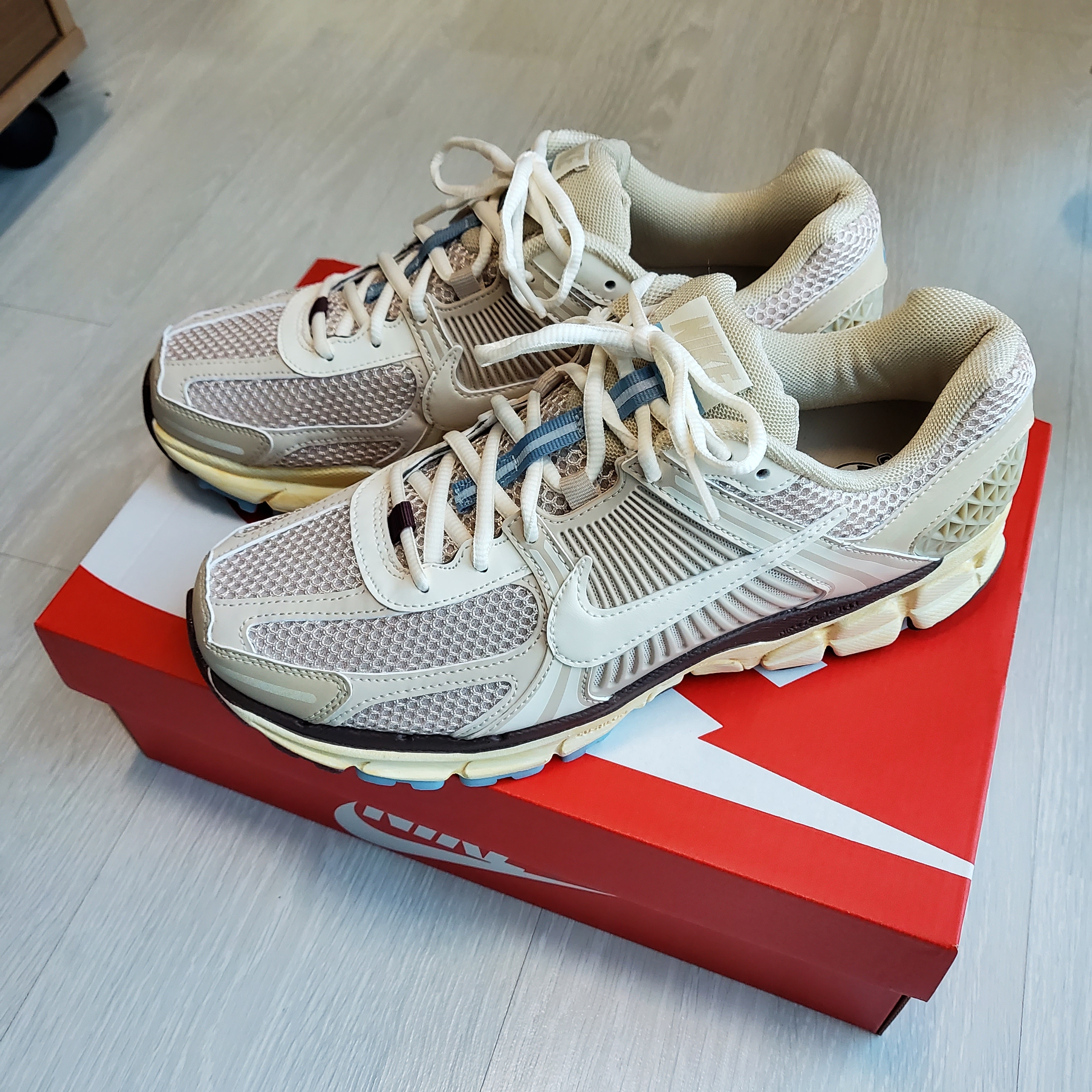 (W) Nike Zoom Vomero 5 Oatmeal 착용 스타일