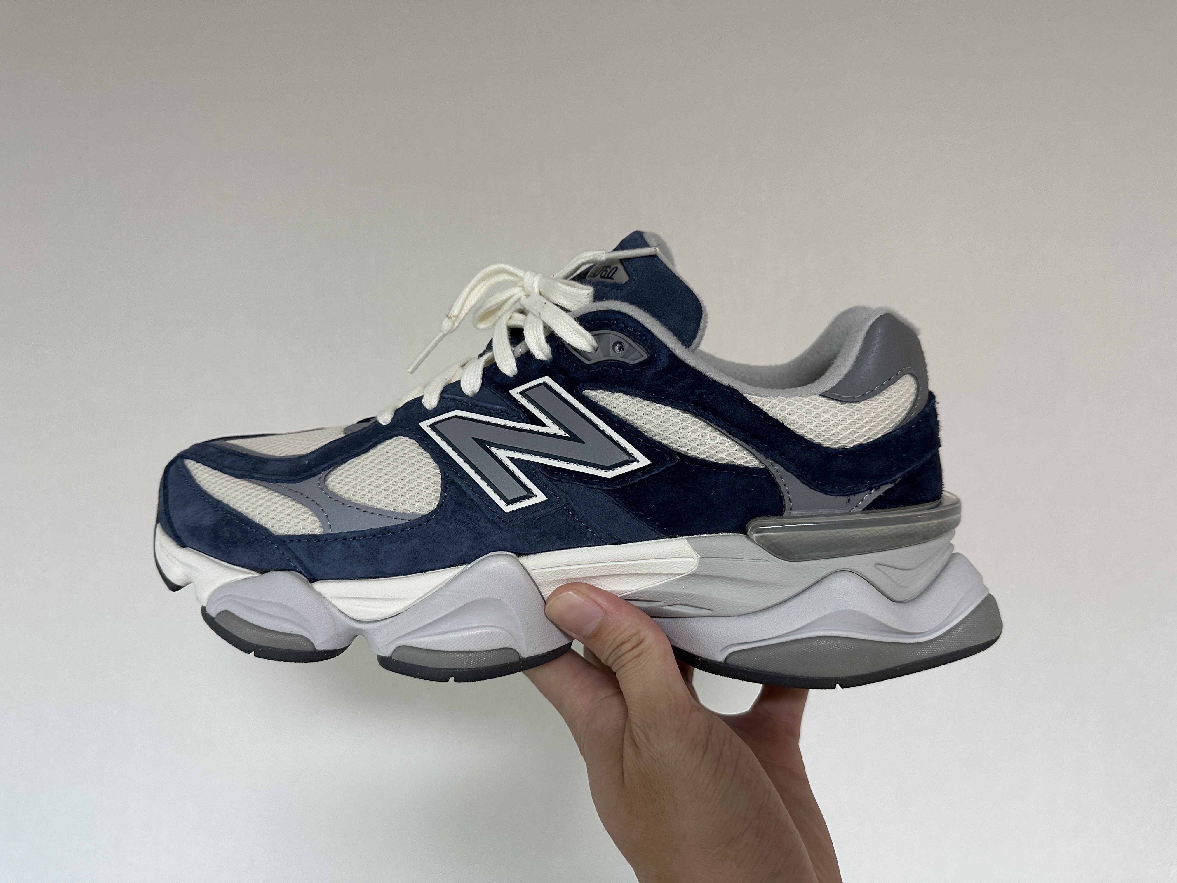 New Balance 9060 Natural Indigo 착용 스타일 - 1