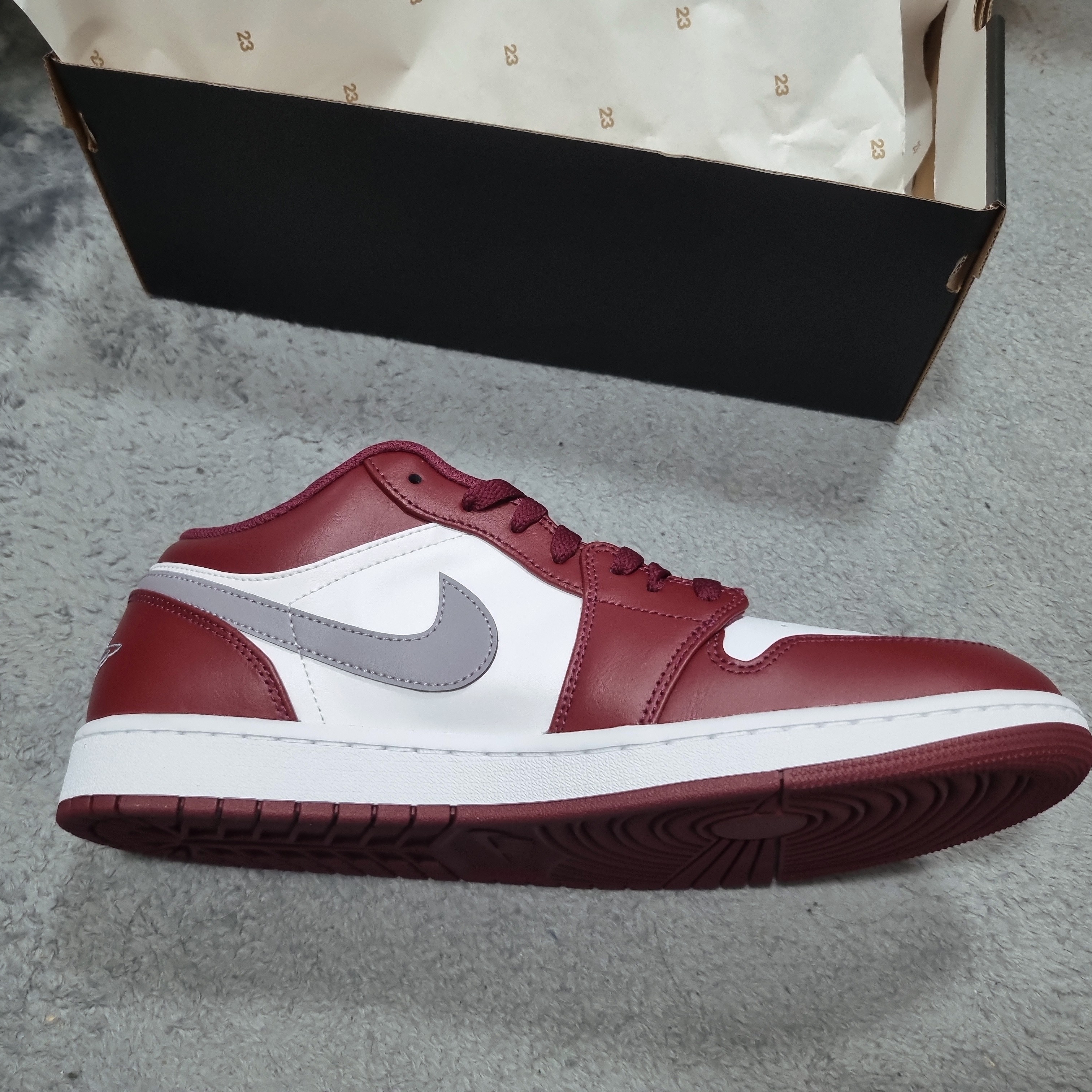 Jordan 1 Low Cherrywood Red 착용 스타일 - 4
