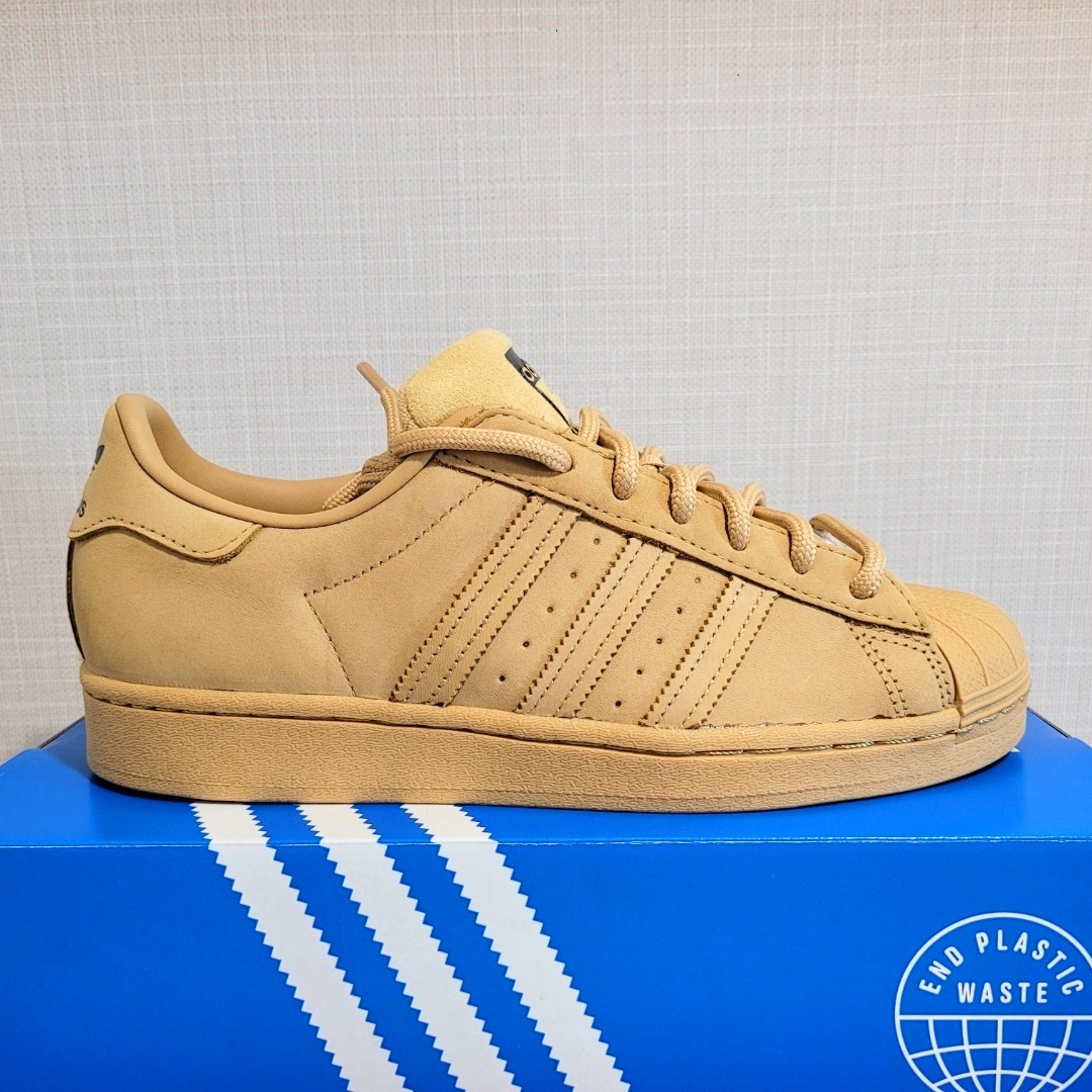 Adidas Superstar Golden Beige 착용 스타일 - 3