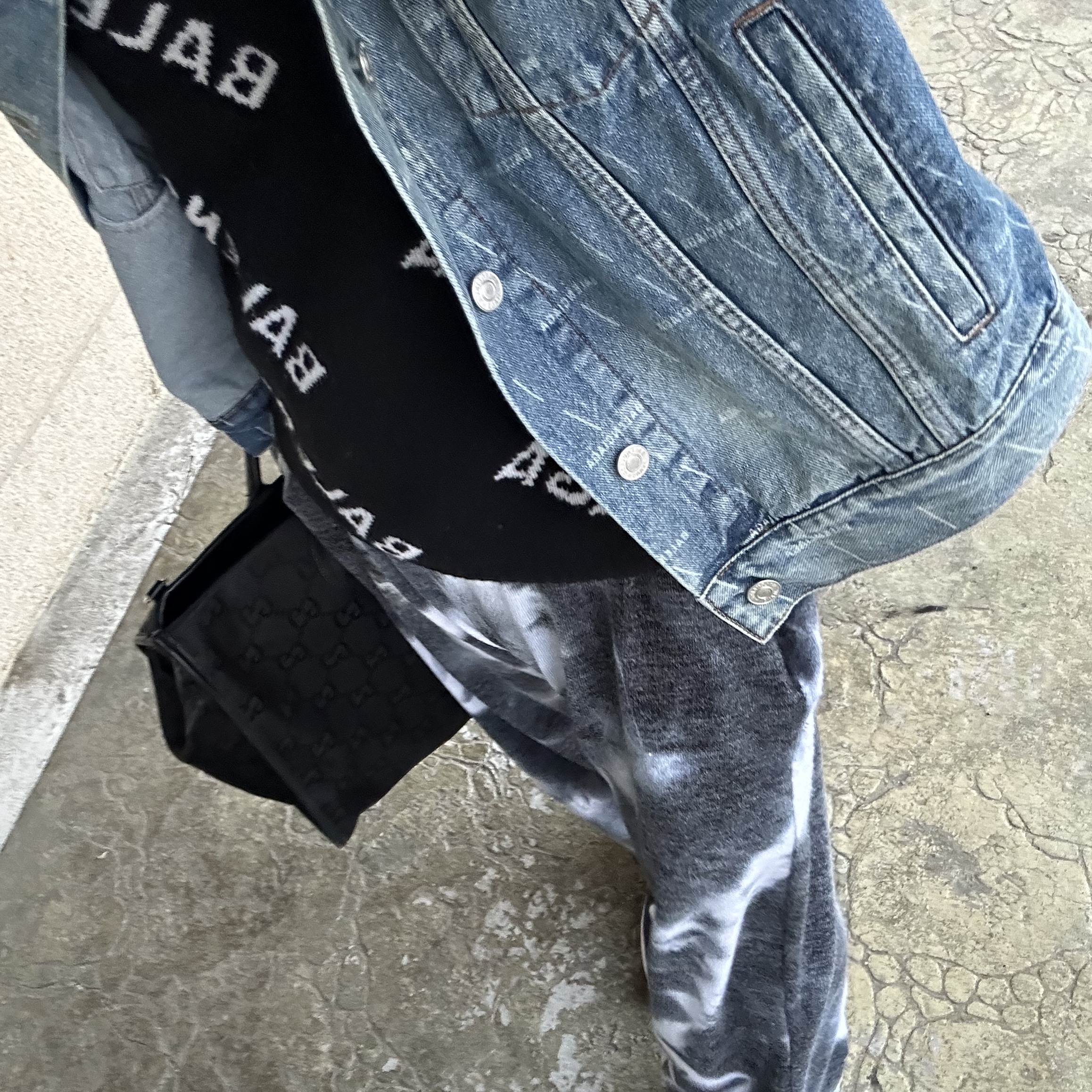 Jordan 1 Retro High OG CO.JP Midnight Navy, Balenciaga Padded Japanese Denim Jacket Indigo 착용 스타일 - 2