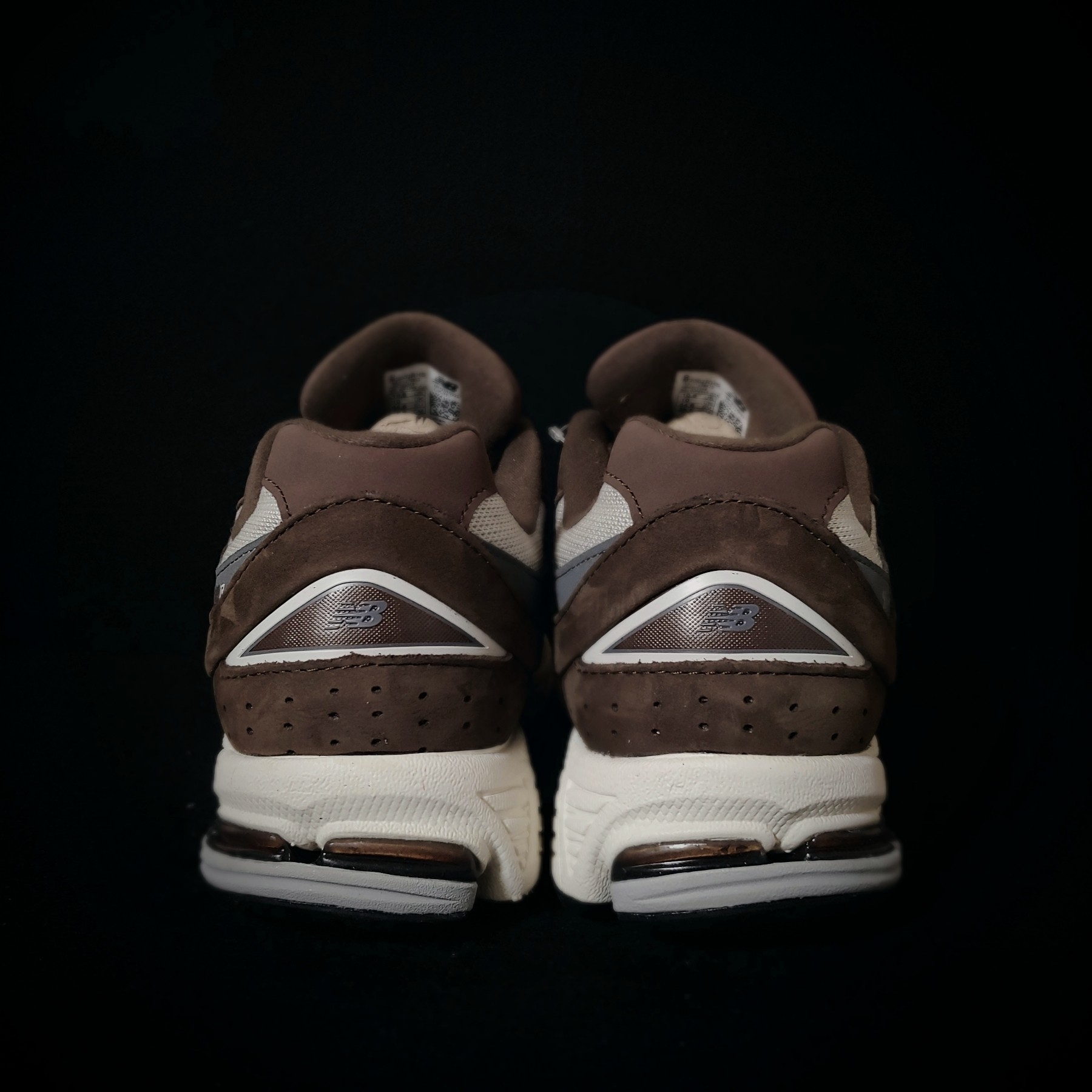 New Balance 2002R Brown Cream 착용 스타일 - 3