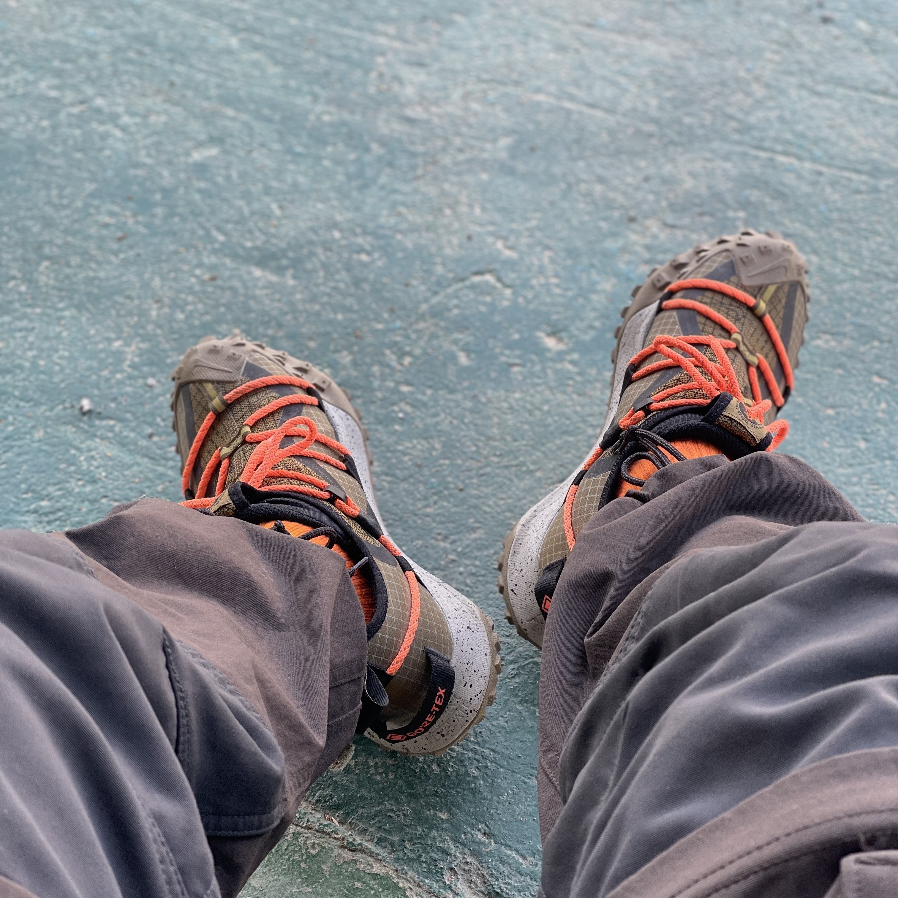 Nike ACG Mountain Fly Low Gore-Tex SE Hazel Rush, Nike ACG Smith Summit Cargo Pants Ironstone - Asia 착용 스타일 - 2