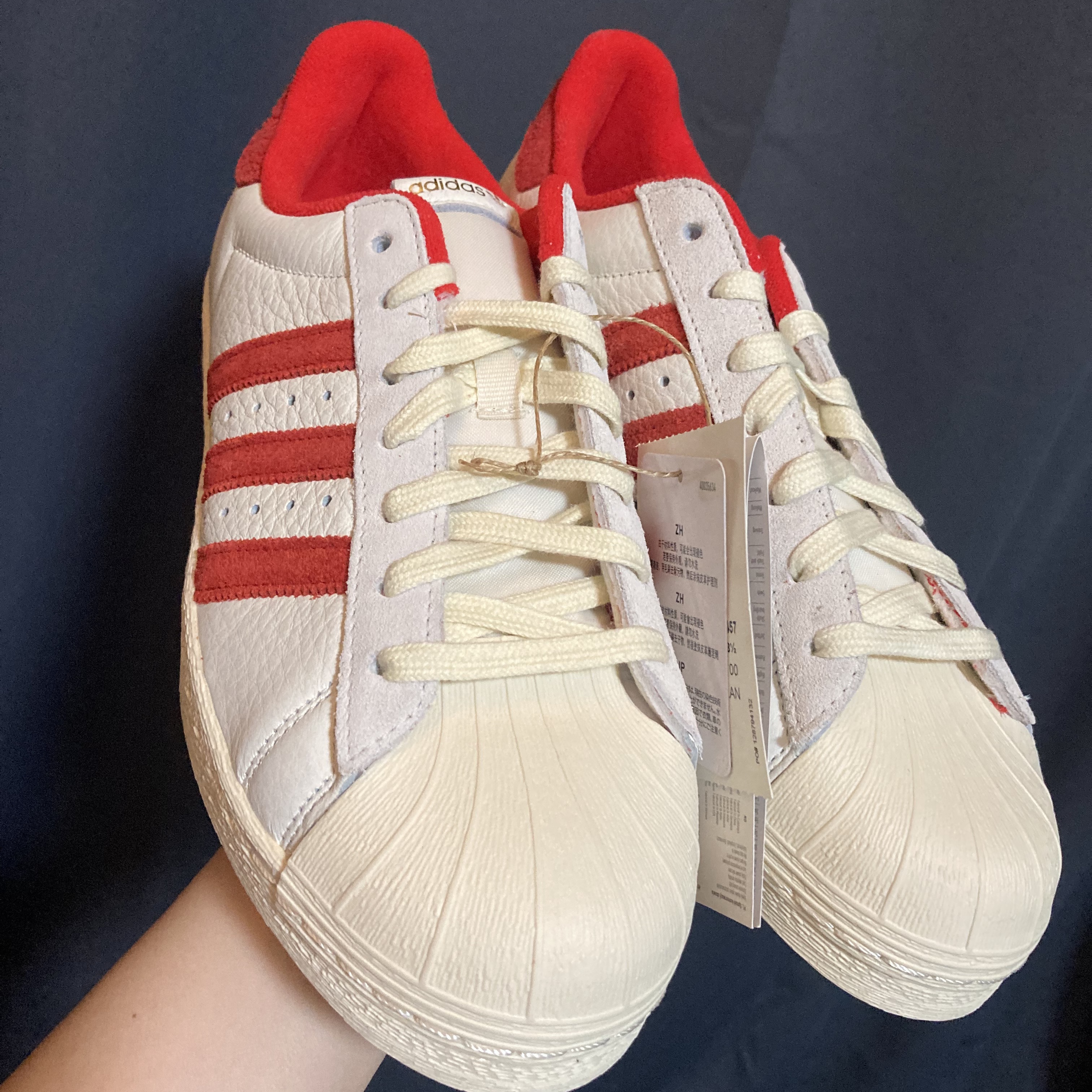 Adidas Superstar 82 Cloud White Vivid Red 착용 스타일 - 2