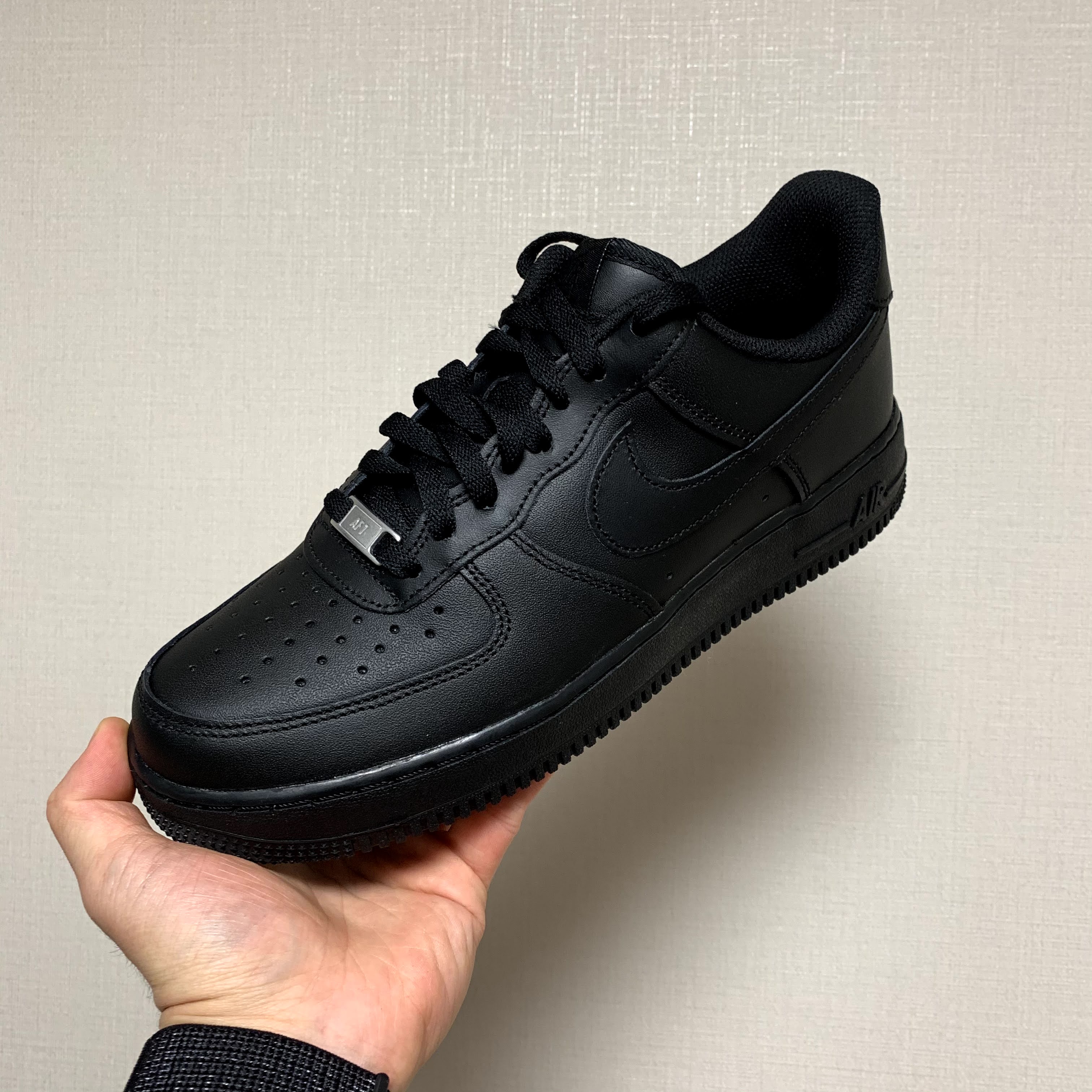 Nike Air Force 1 '07 Low Triple Black 착용 스타일
