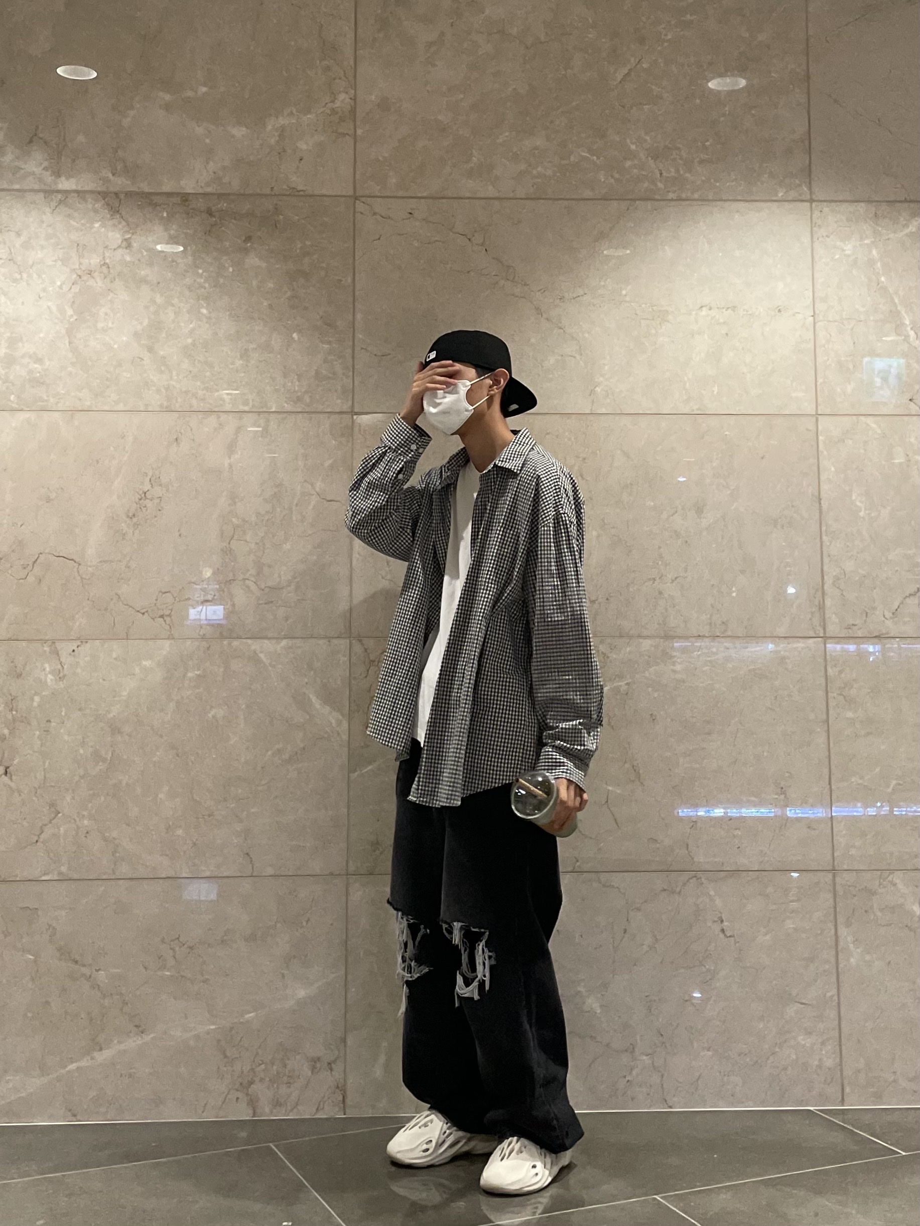 Adidas Yeezy Foam RNNR Sand 착용 스타일 - 2