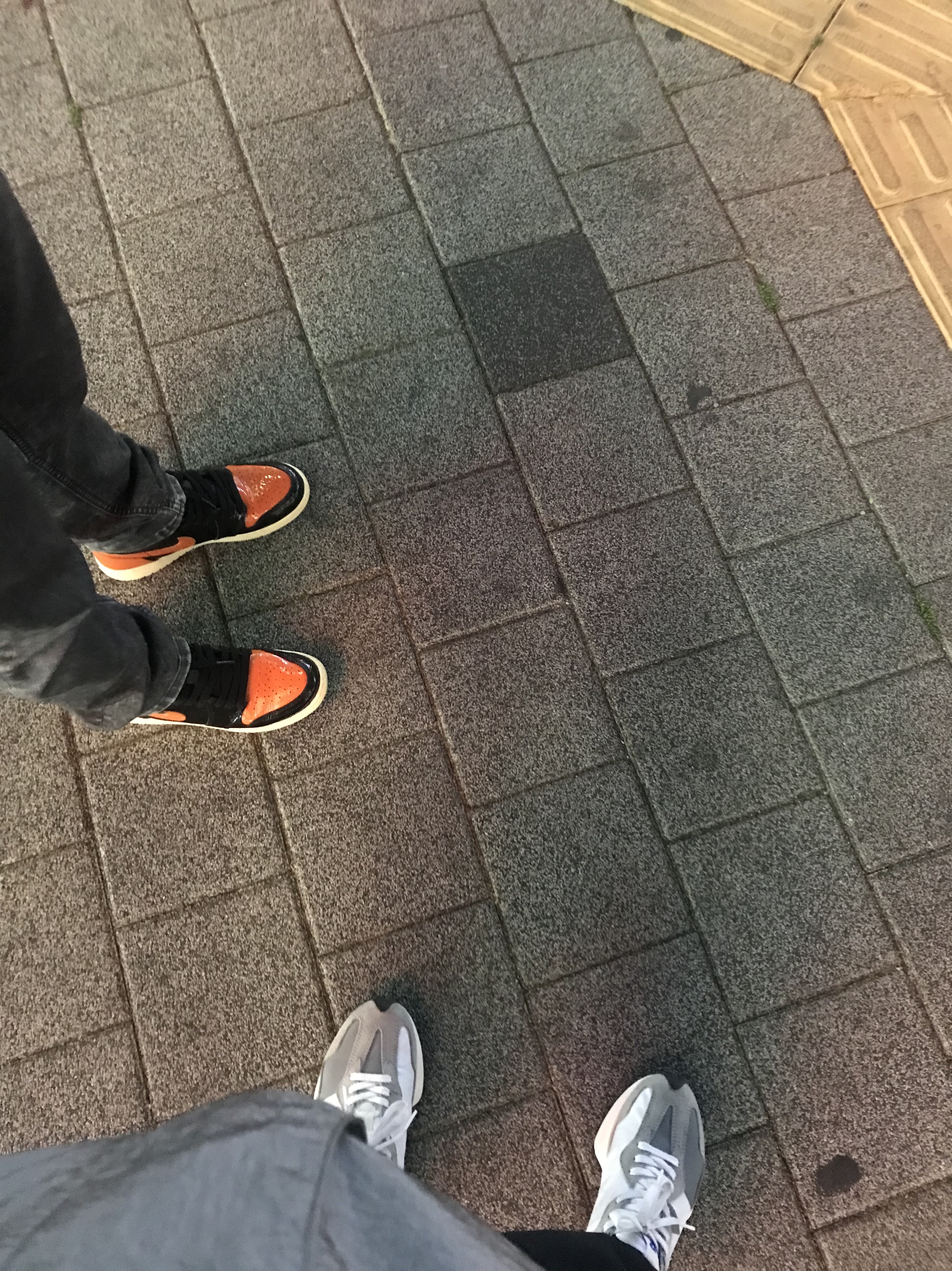 New Balance 327 Grey, (GS) Jordan 1 Retro High OG Shattered Backboard 3.0 착용 스타일