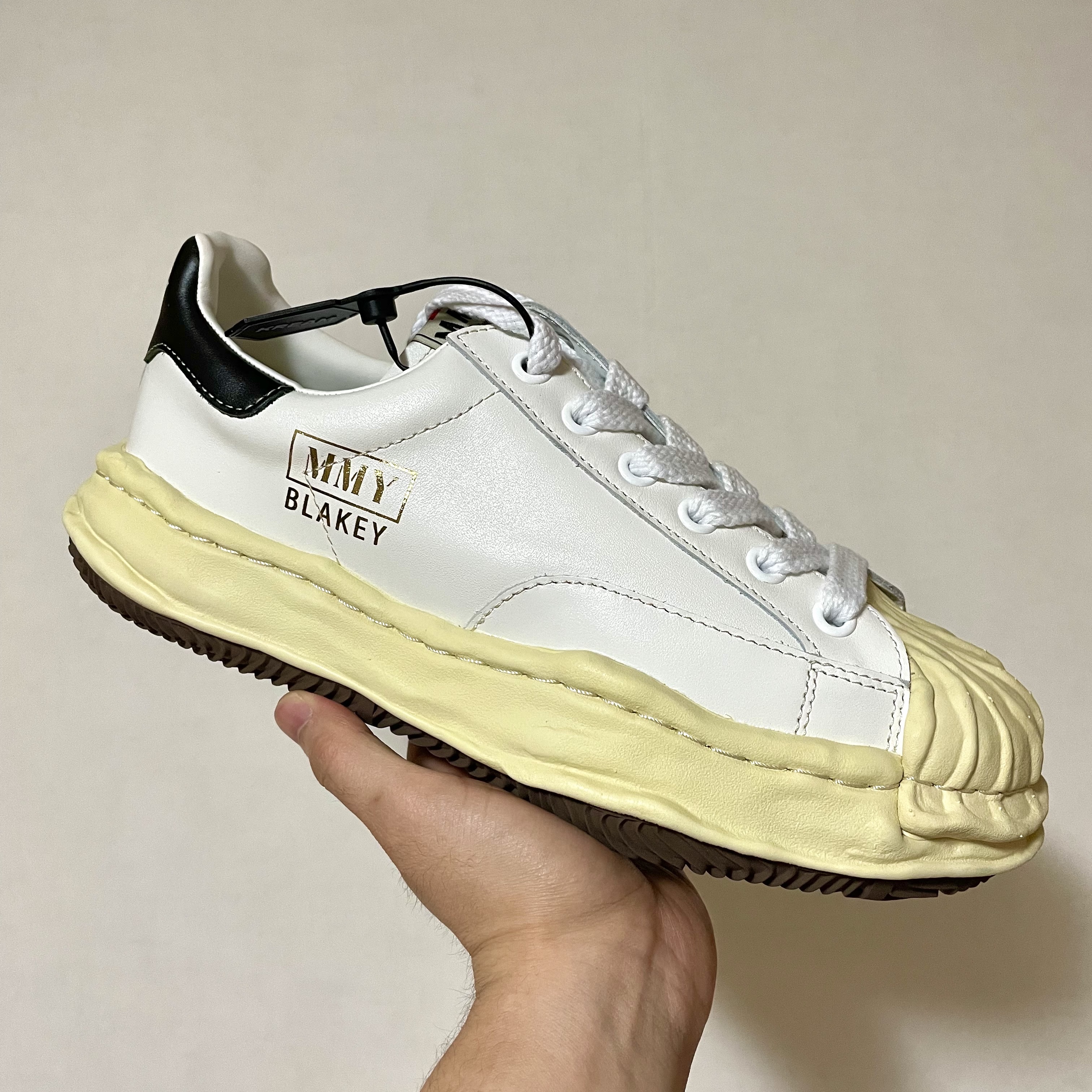 Maison Mihara Yasuhiro Blakey VL OG Sole Leather Low-top Sneakers White 착용 스타일