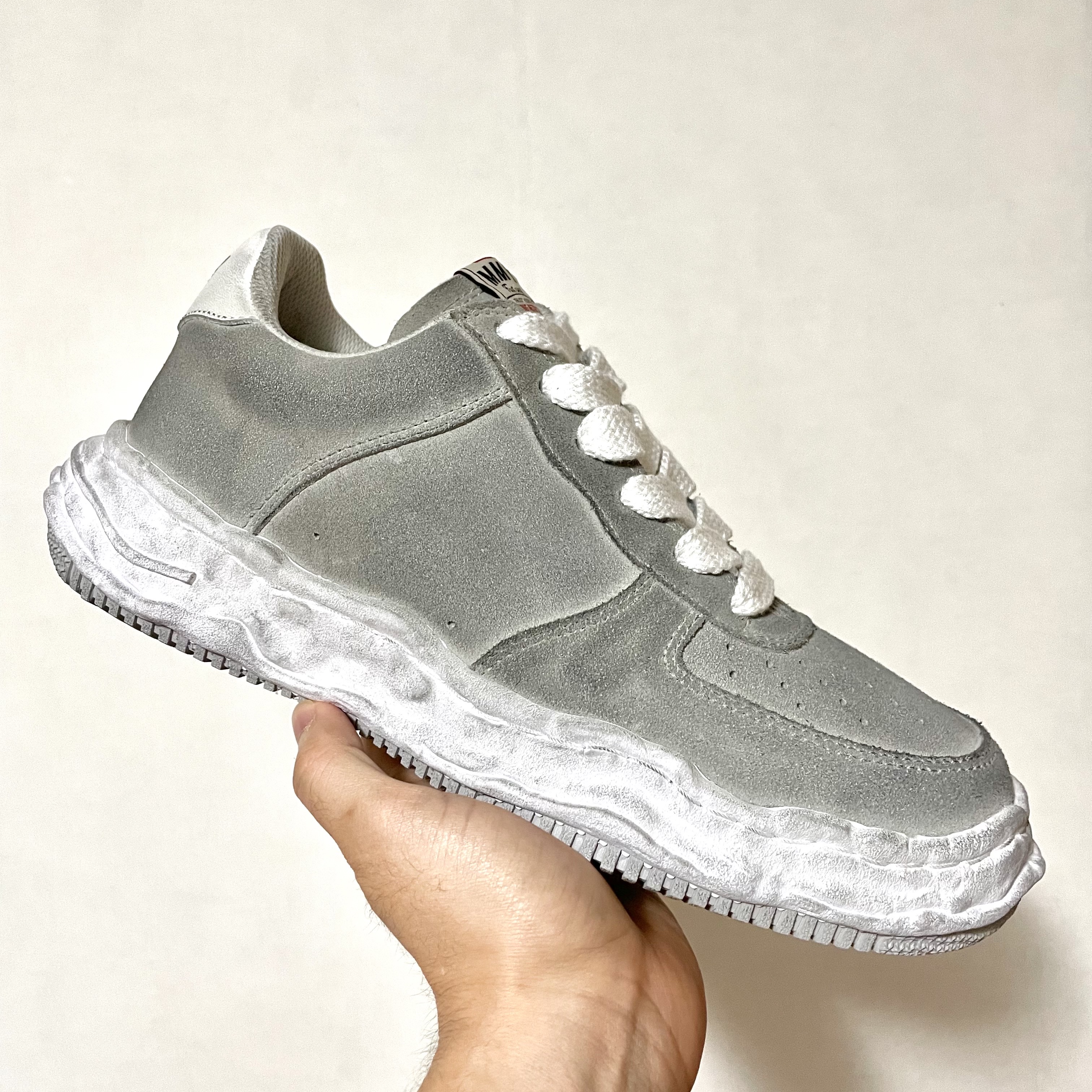 Maison Mihara Yasuhiro Wayne OG Sole Brushed Suede Low-top Sneakers White 착용 스타일