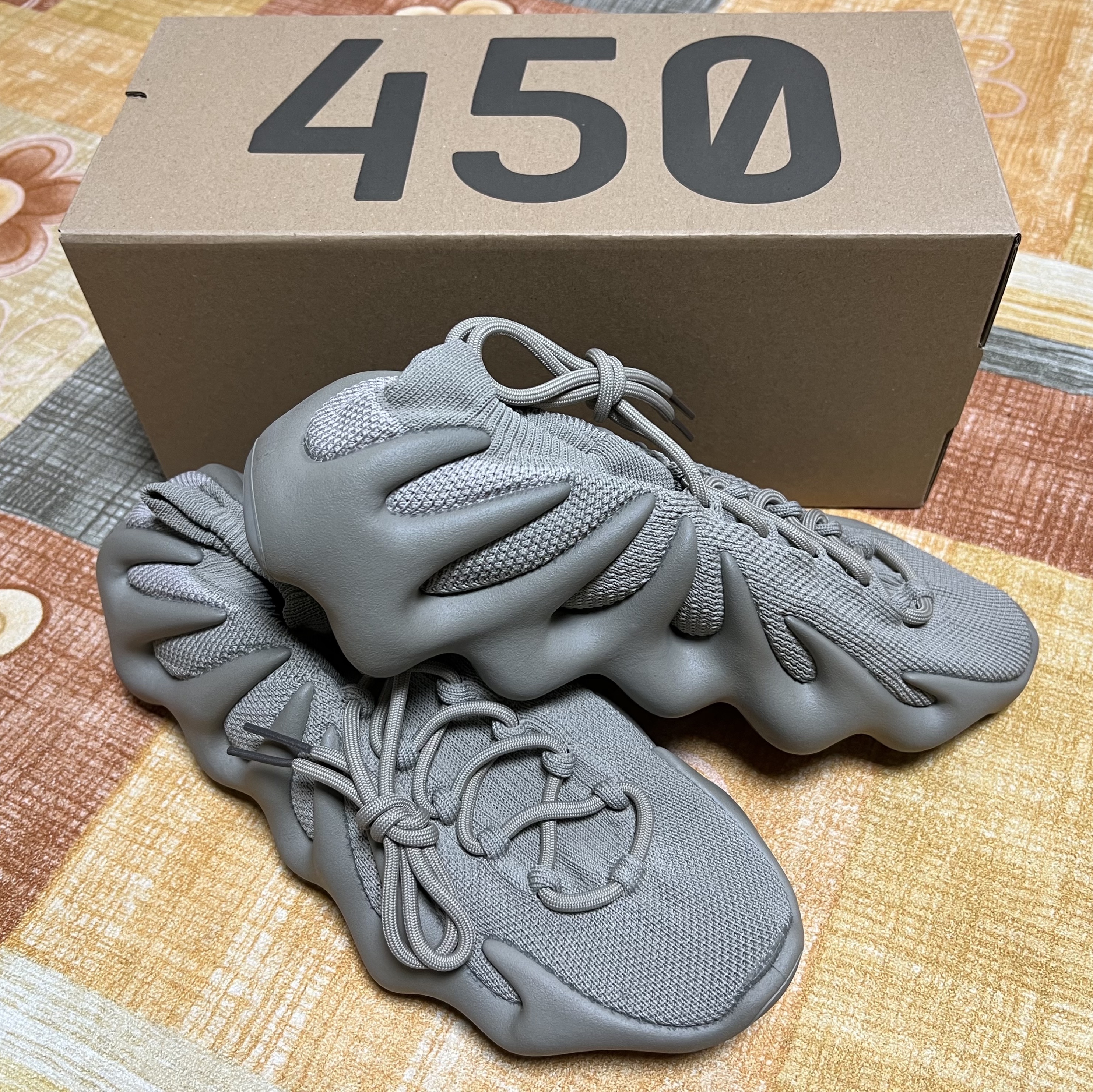 Adidas Yeezy 450 Stone Flax 착용 스타일
