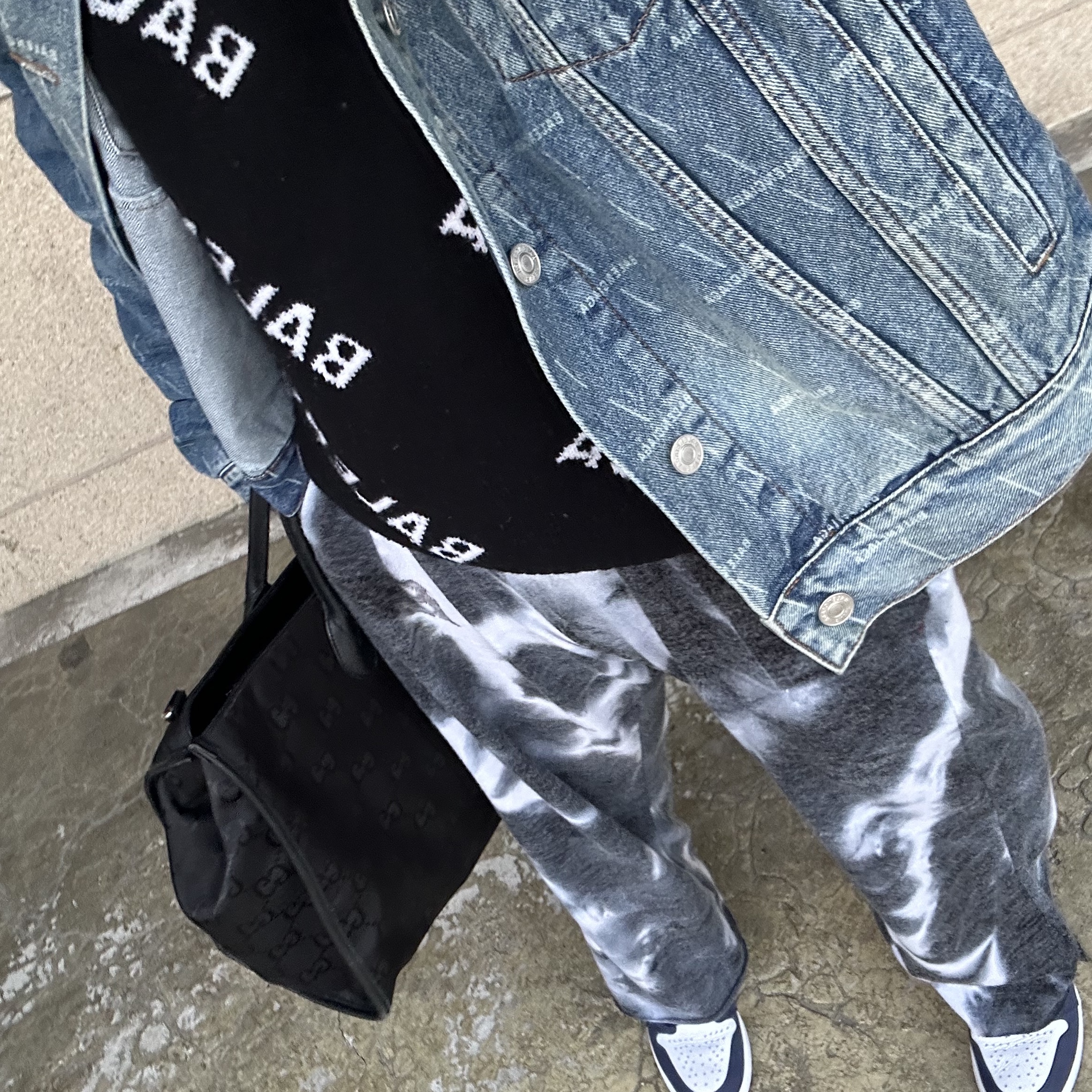 Jordan 1 Retro High OG CO.JP Midnight Navy, Balenciaga Padded Japanese Denim Jacket Indigo 착용 스타일 - 1