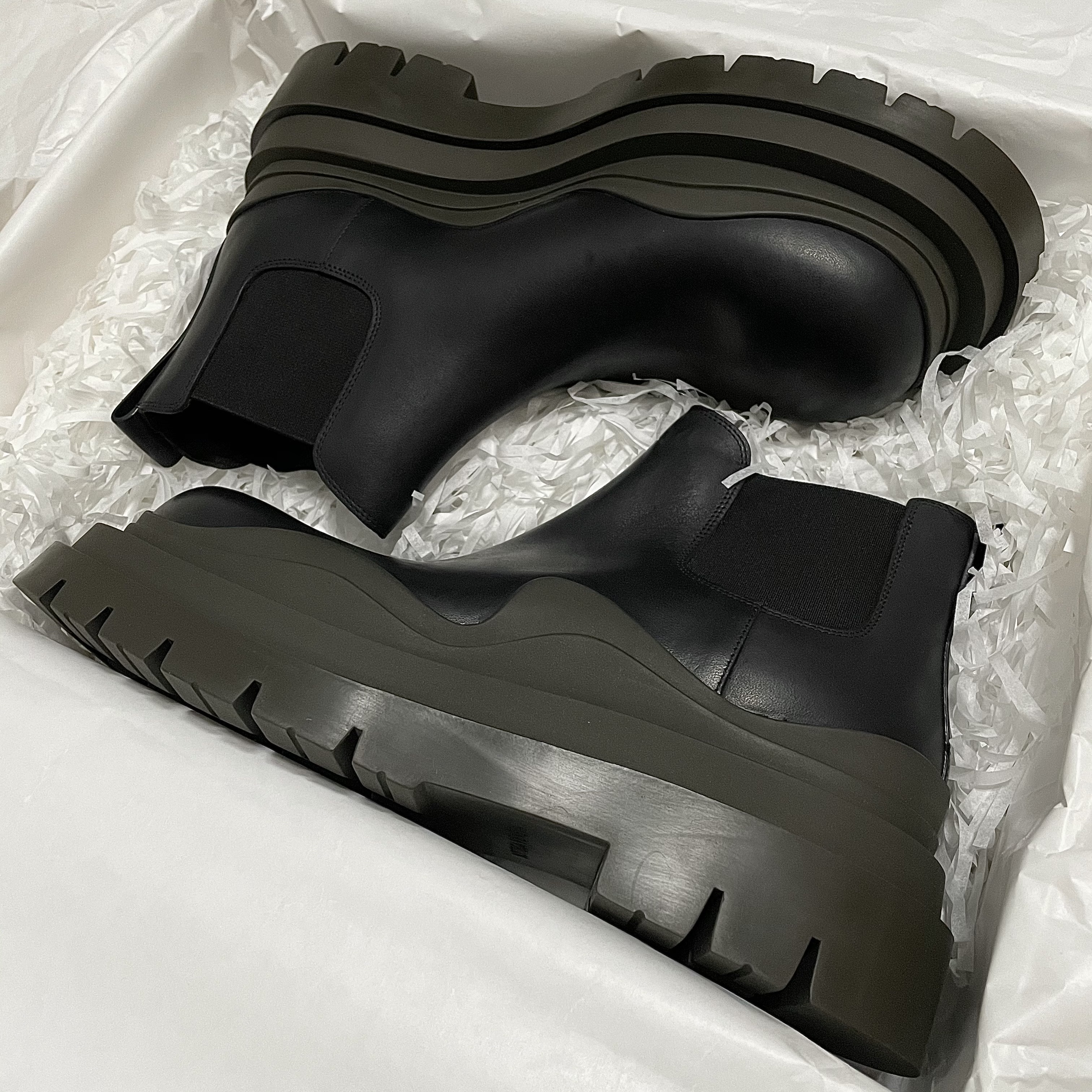 Bottega Veneta Tire Cropped Chelsea Boots Black, Bottega Veneta Quilting Leather Square Toe Derby Shoes Black 착용 스타일 - 4