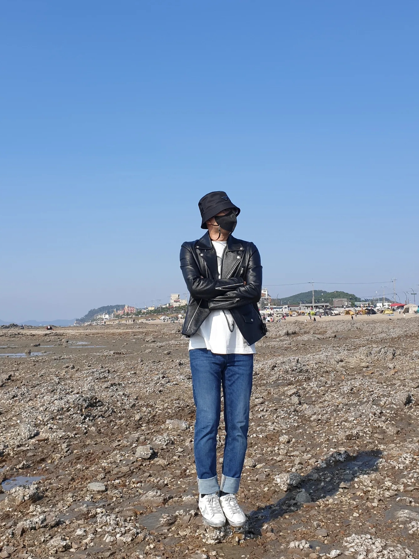 Golden Goose Superstar White Silver Heel Tab Sneakers, Prada Re-Nylon Bucket Hat Black 착용 스타일 - 1