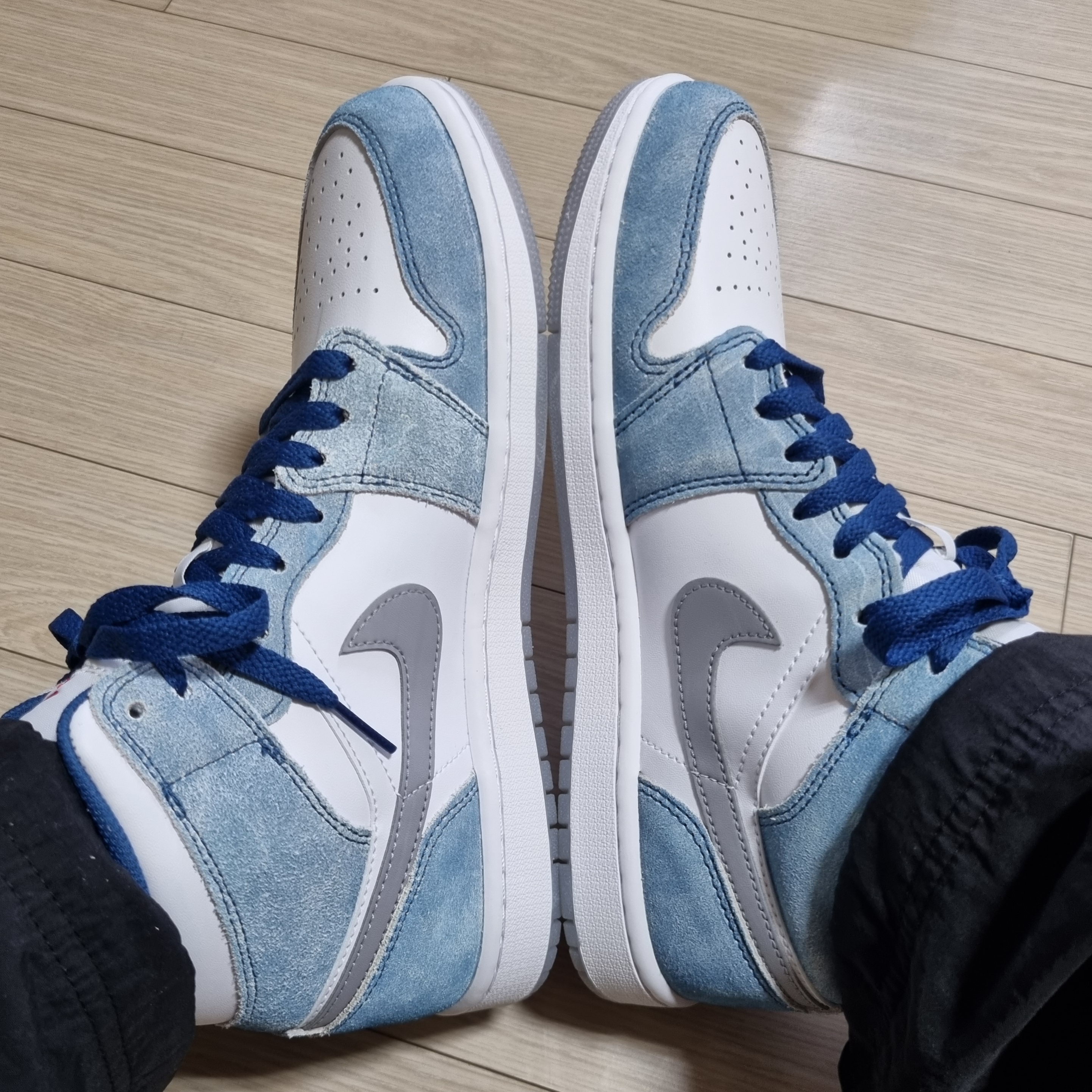 Jordan 1 Mid SE French Blue Fire Red 착용 스타일 - 1