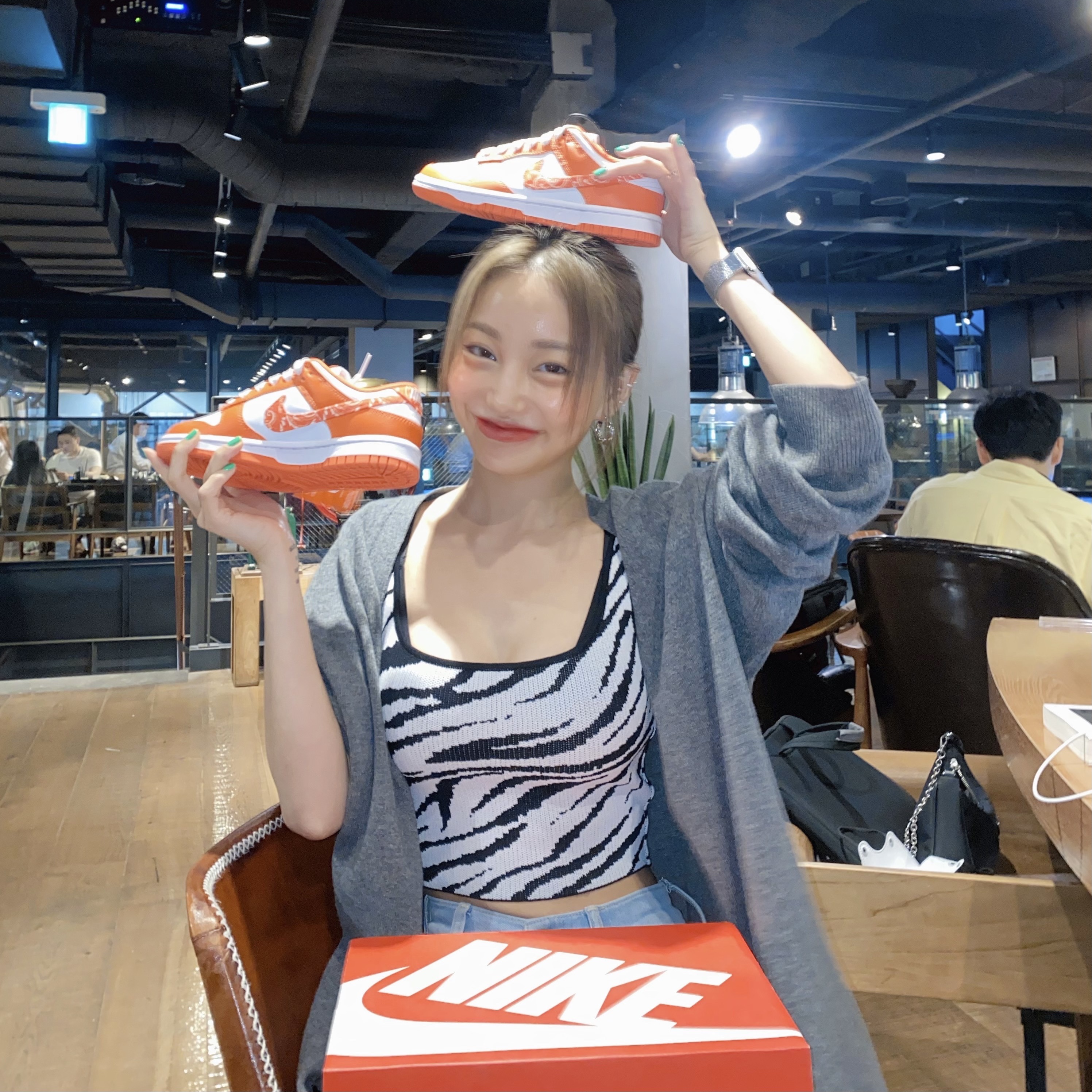 (W) Nike Dunk Low Essential Orange Paisley 착용 스타일 - 3