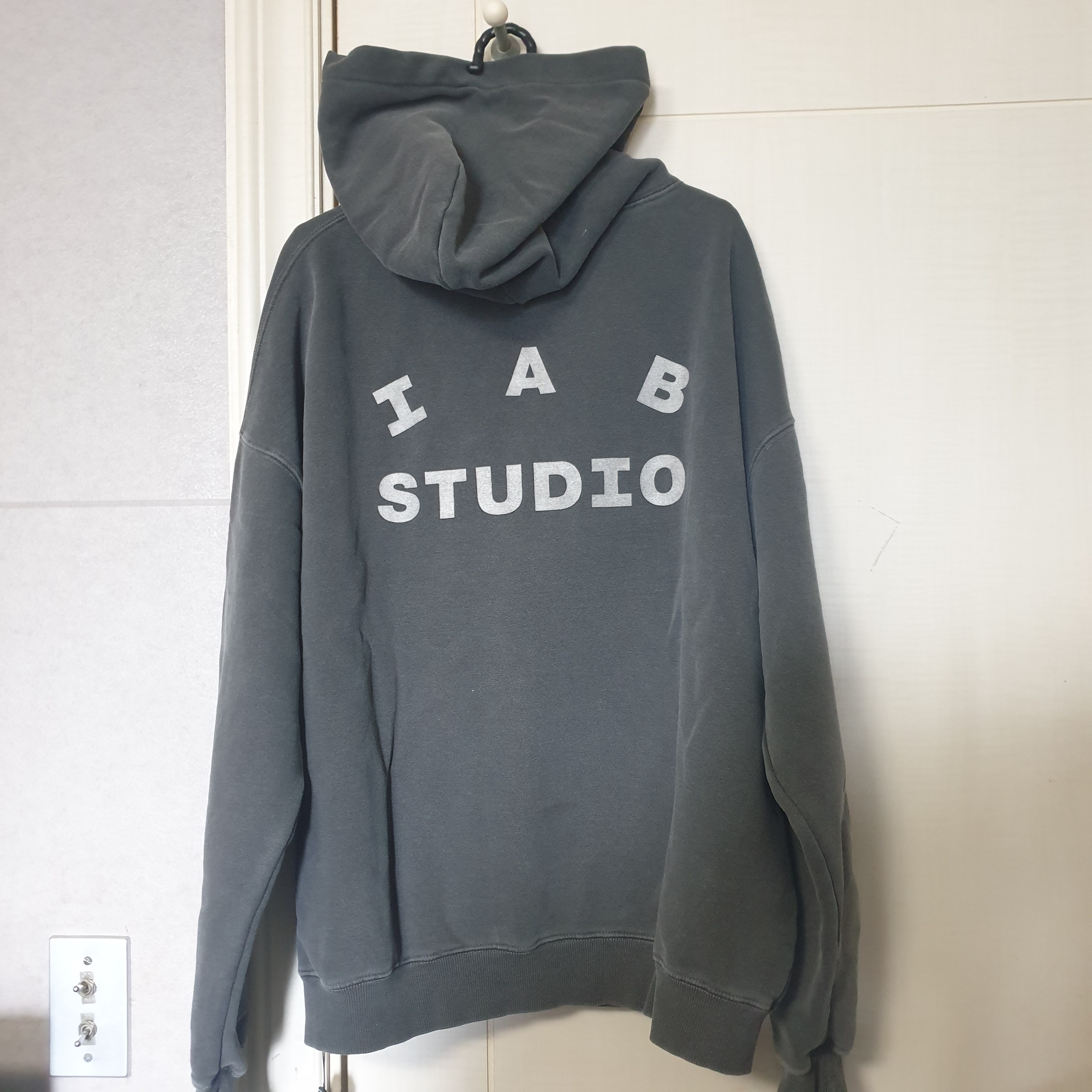 IAB Studio Pigment Hoodie & Sack Black 착용 스타일 - 2