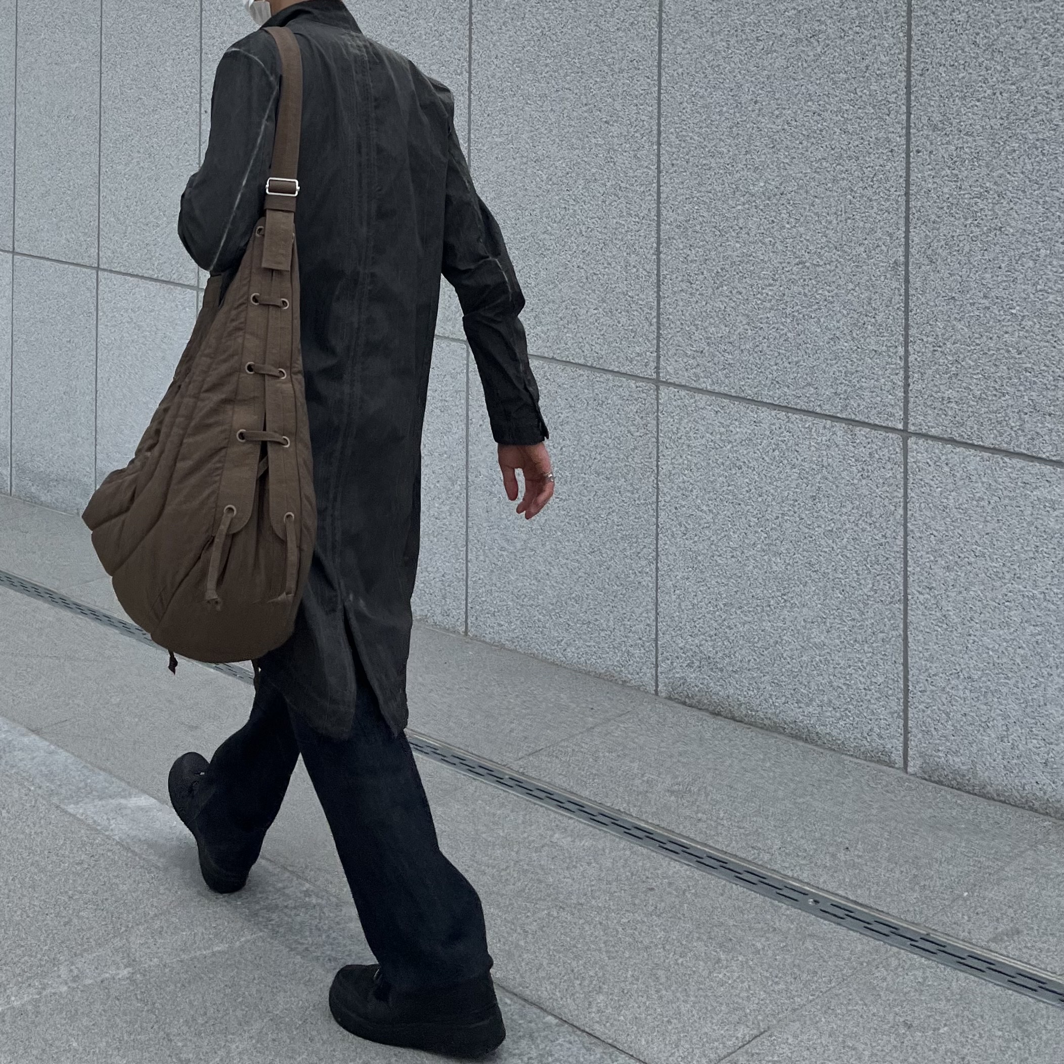 Lemaire Soft Crossbody Bag Technical Canvas Earth Brown, Nike Air Force 1 '07 Low Triple Black 착용 스타일 - 2