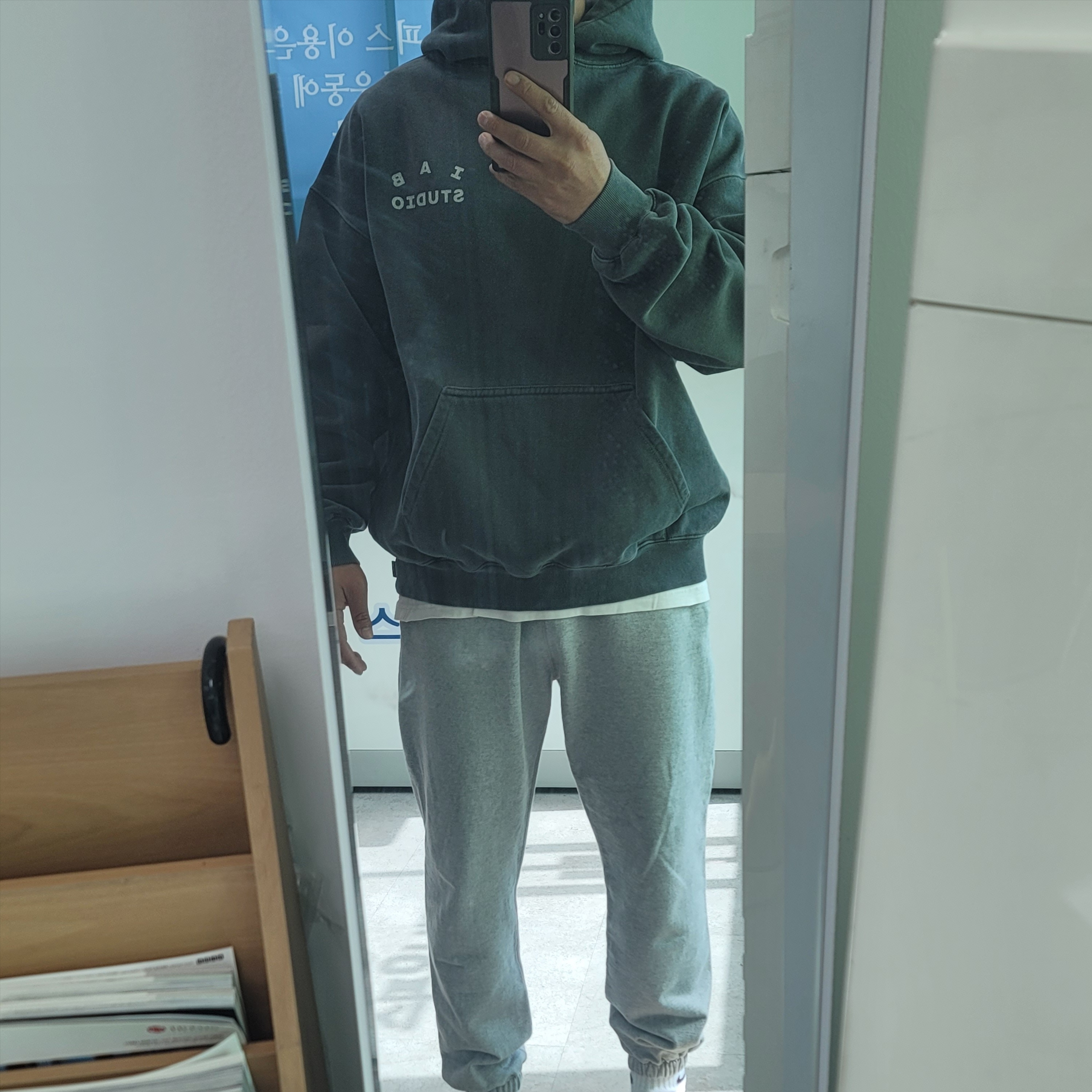 IAB Studio Pigment Hoodie & Sack Black 착용 스타일 - 1