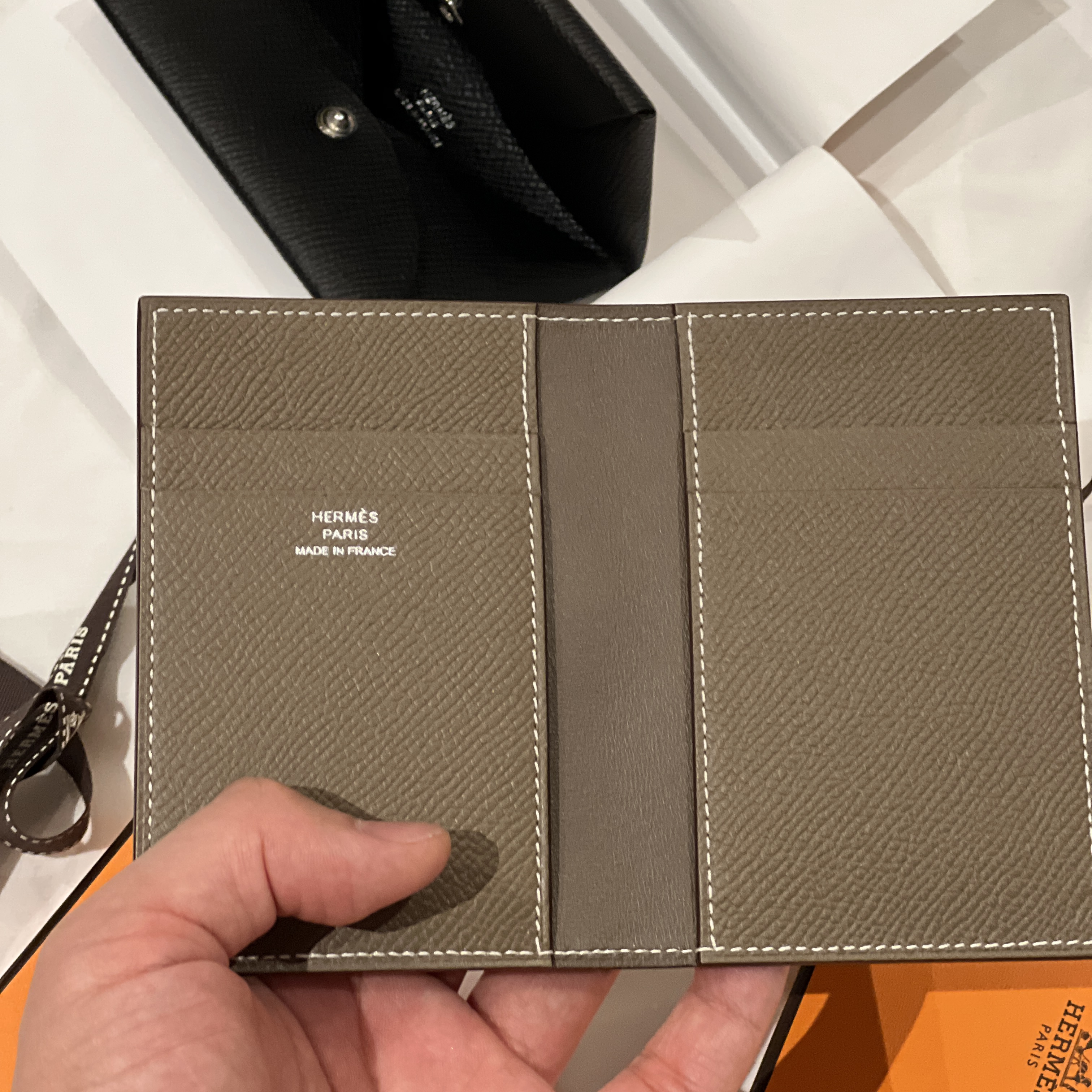 Hermes MC² Euclide Card Holder Epsom & Etoupe, Hermes Calvi Card Holder Epsom & Palladium Noir 착용 스타일 - 2