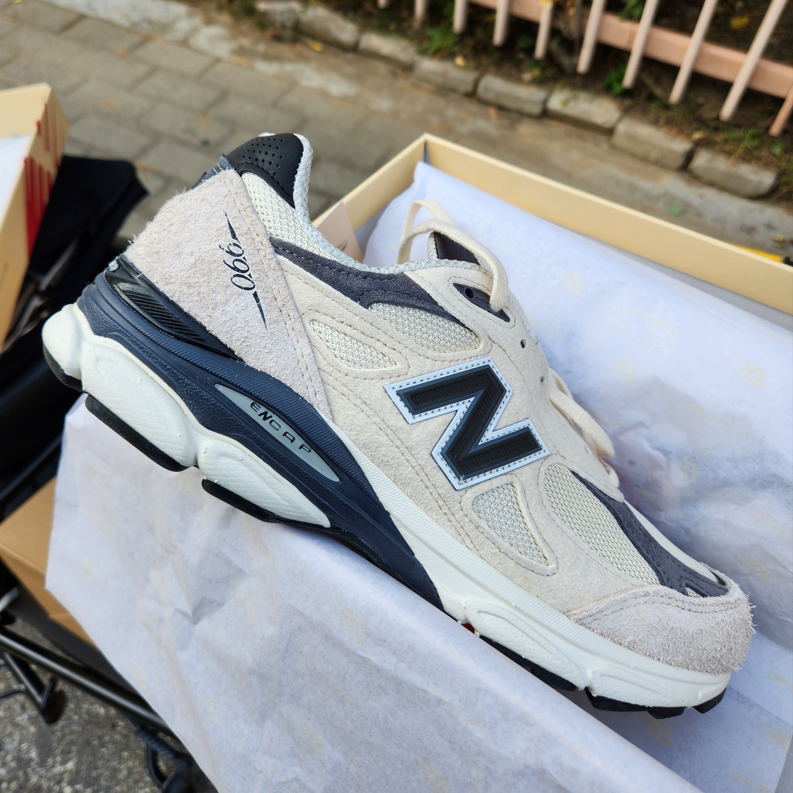 New Balance 990v3 Made in USA Moonbeam Macadamia Nut 착용 스타일