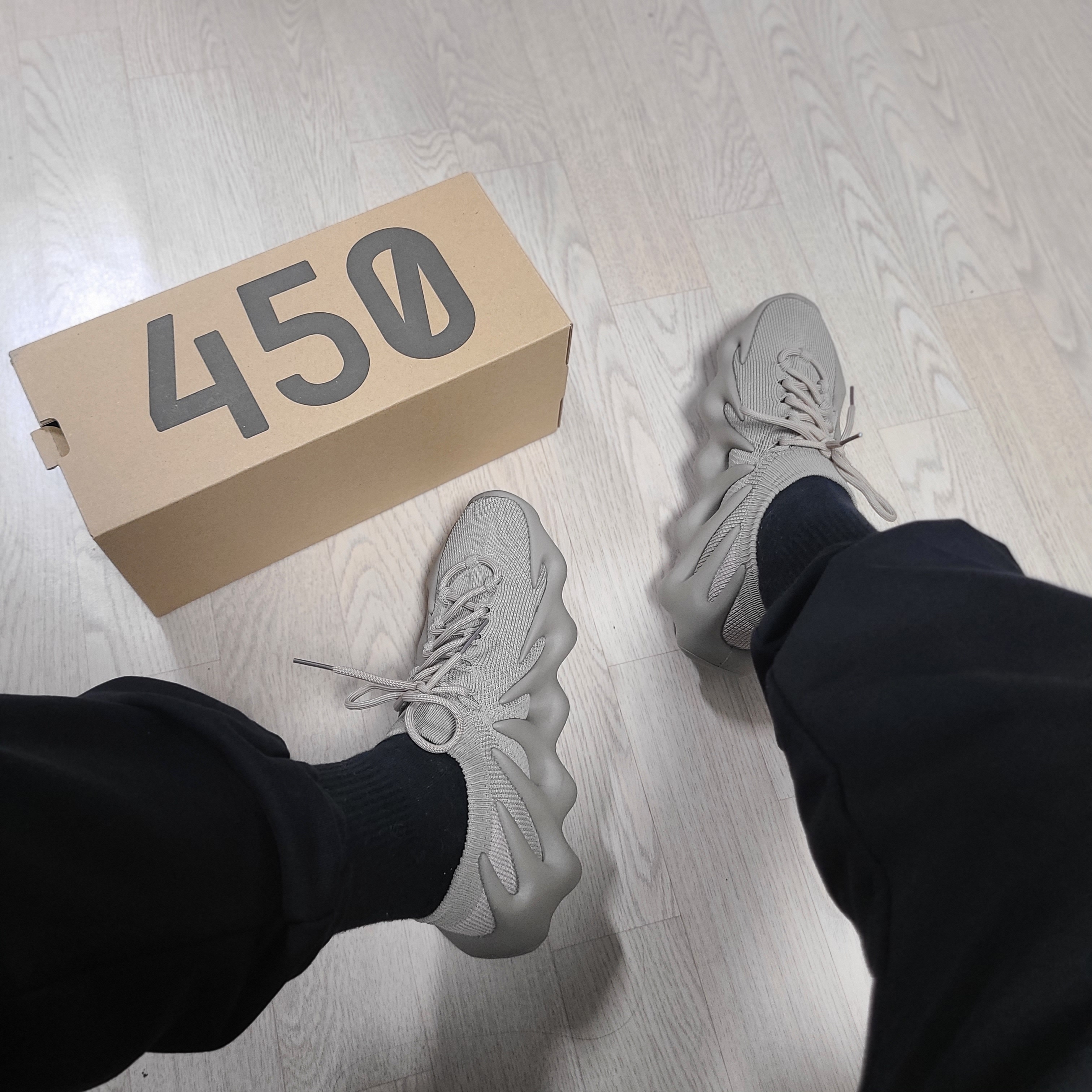 Adidas Yeezy 450 Stone Flax 착용 스타일