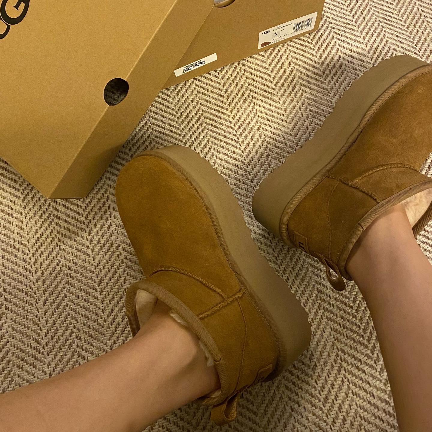 (W) UGG Classic Ultra Mini Platform Boots Chestnut 착용 스타일