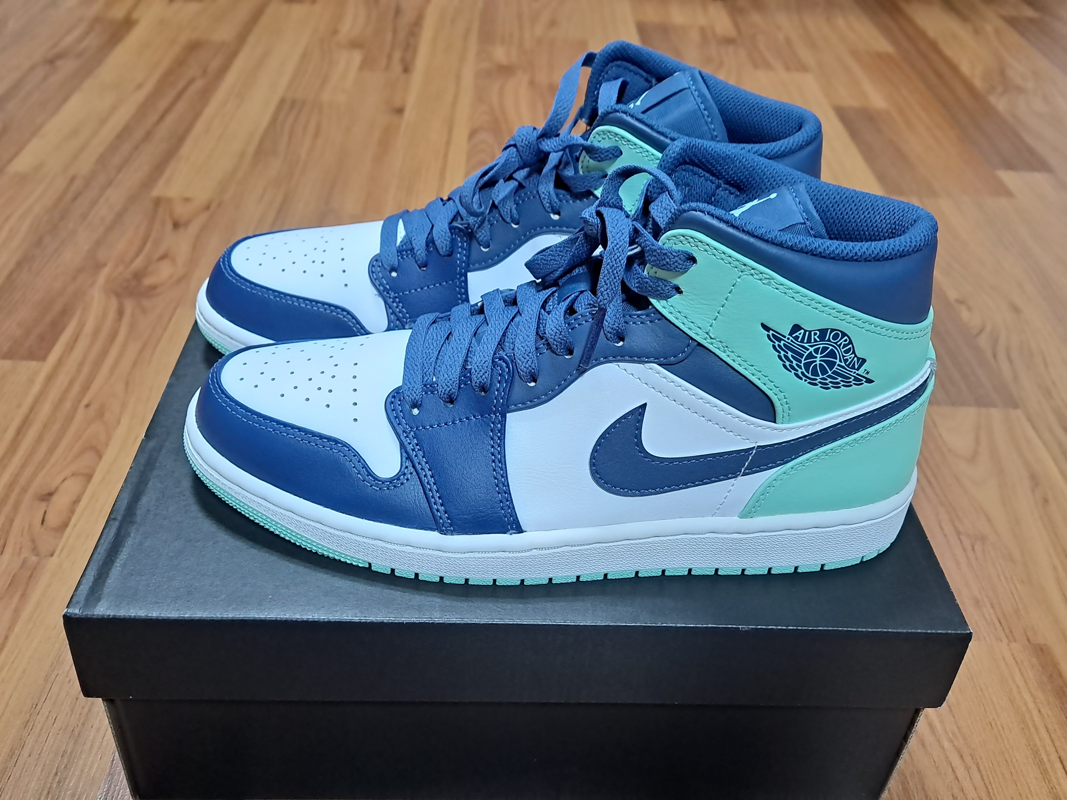 Jordan 1 Mid Blue Mint 착용 스타일 - 3