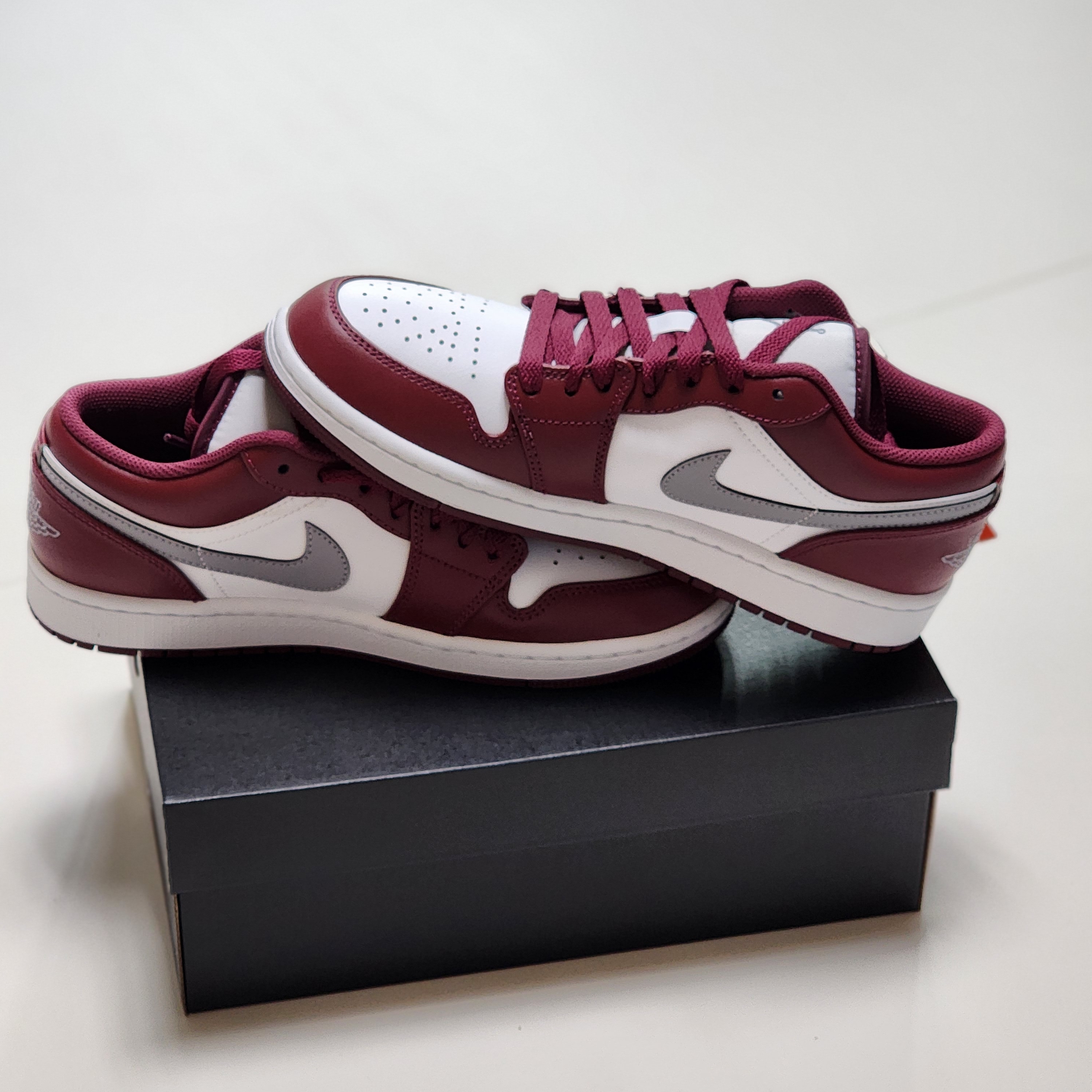 Jordan 1 Low Cherrywood Red 착용 스타일 - 1