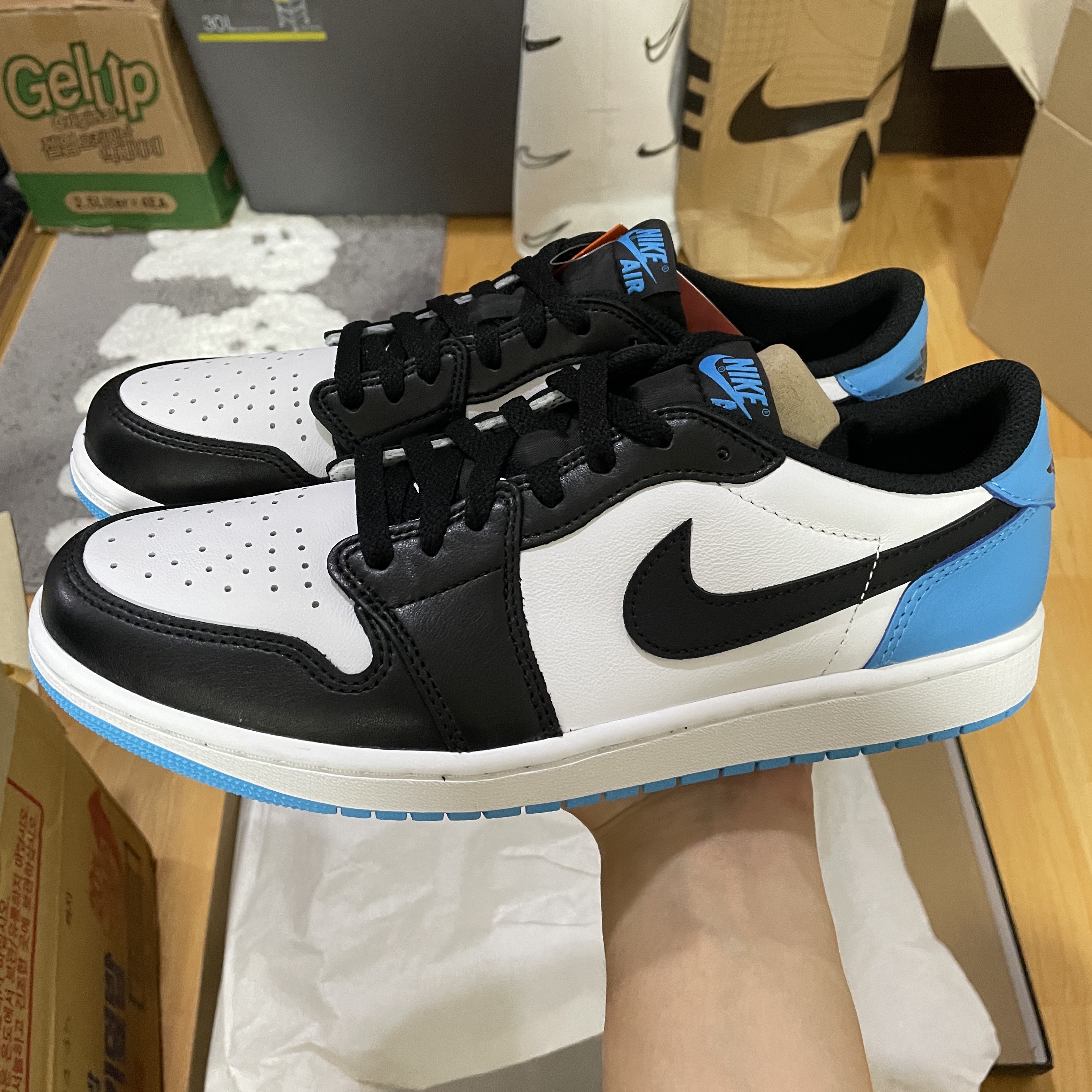 Jordan 1 Retro Low OG Black and Dark Powder Blue 착용 스타일