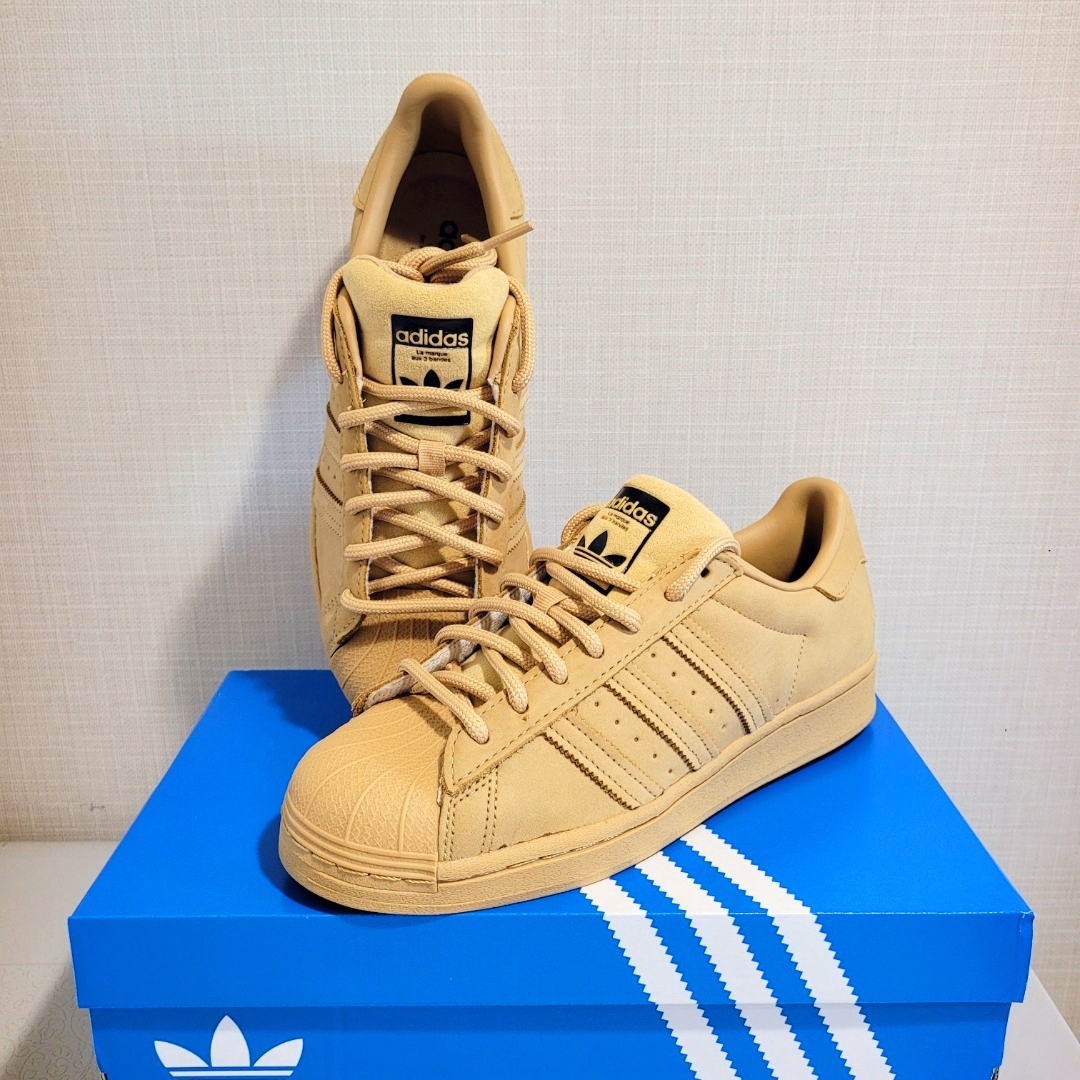 Adidas Superstar Golden Beige 착용 스타일 - 2