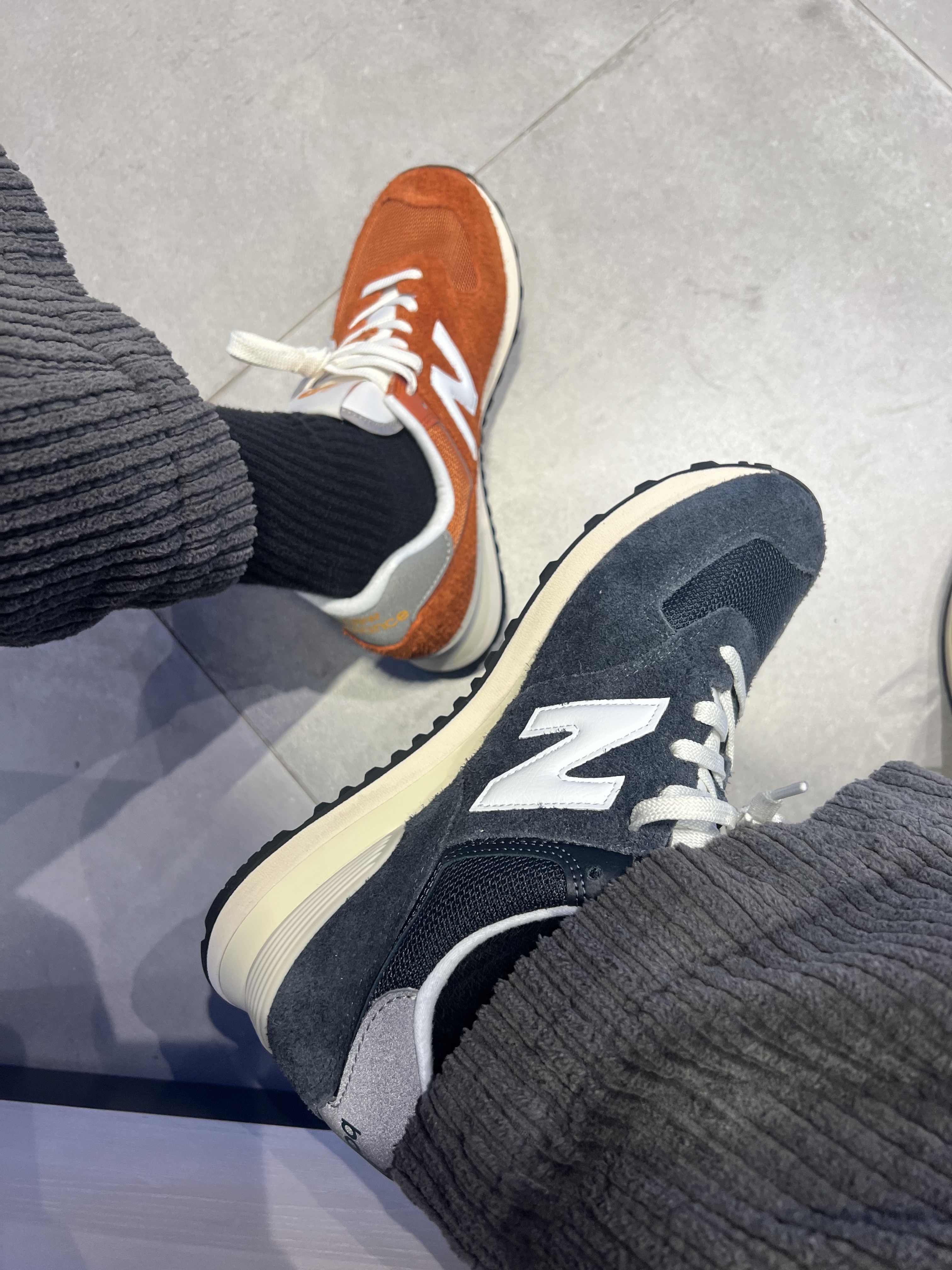 New Balance 574 Heritage Orange Burst White, New Balance 574 Heritage Navy 착용 스타일 - 2