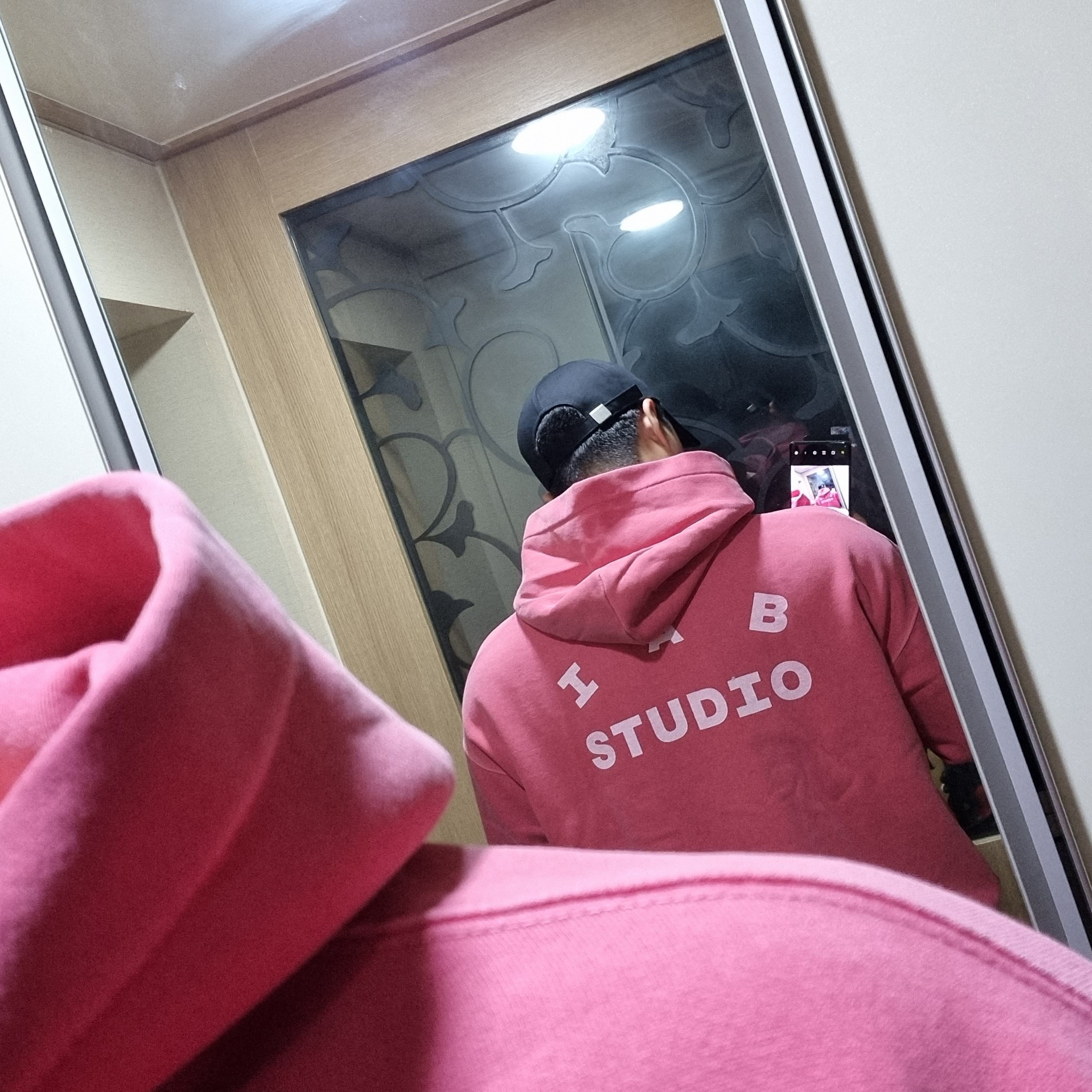 IAB Studio Pigment Hoodie & Sack Coral 착용 스타일 - 2